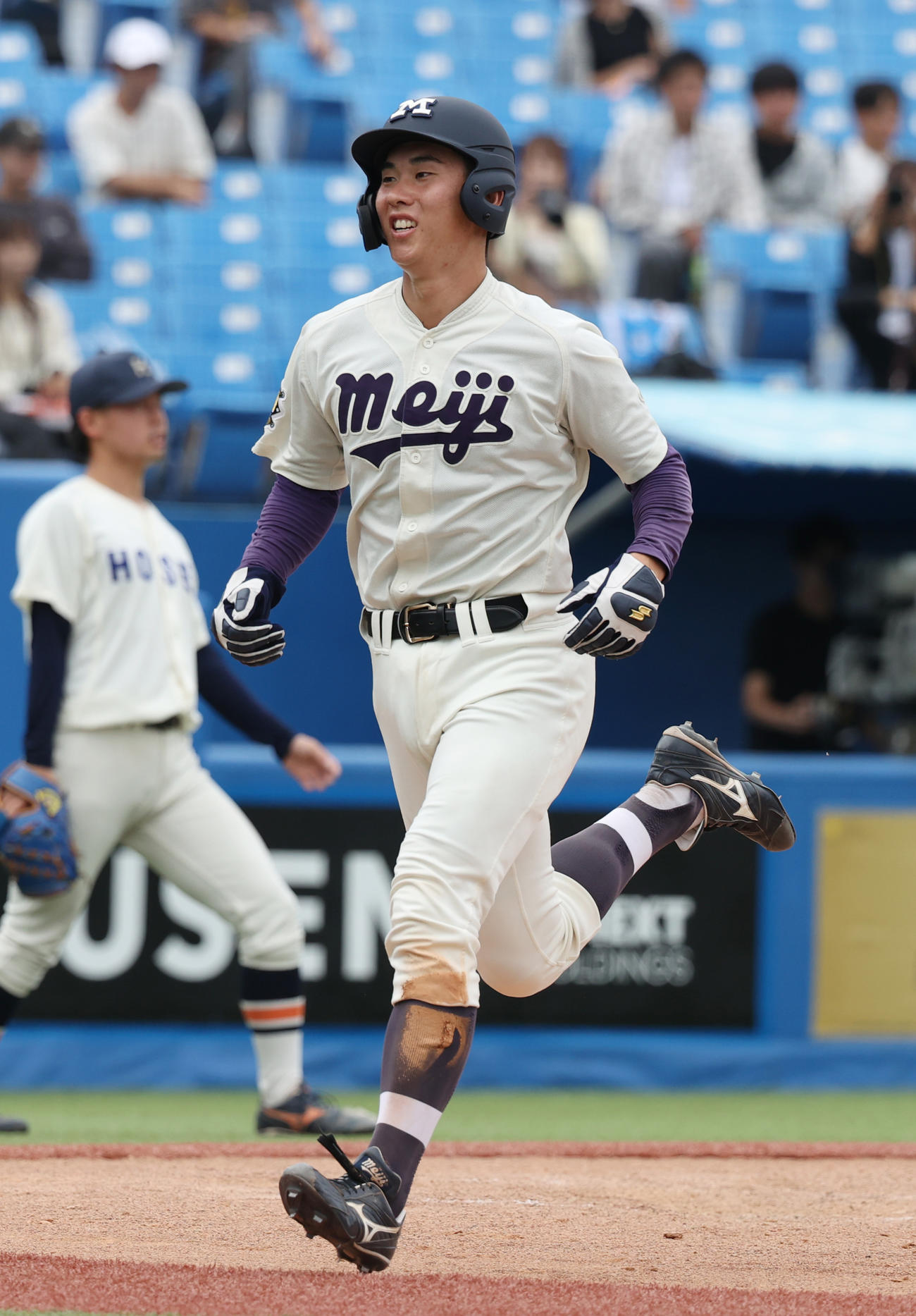 法大対明大　2回裏明大無死二塁、宮田の中前適時打で二塁走者小島が生還する（撮影・柴田隆二）