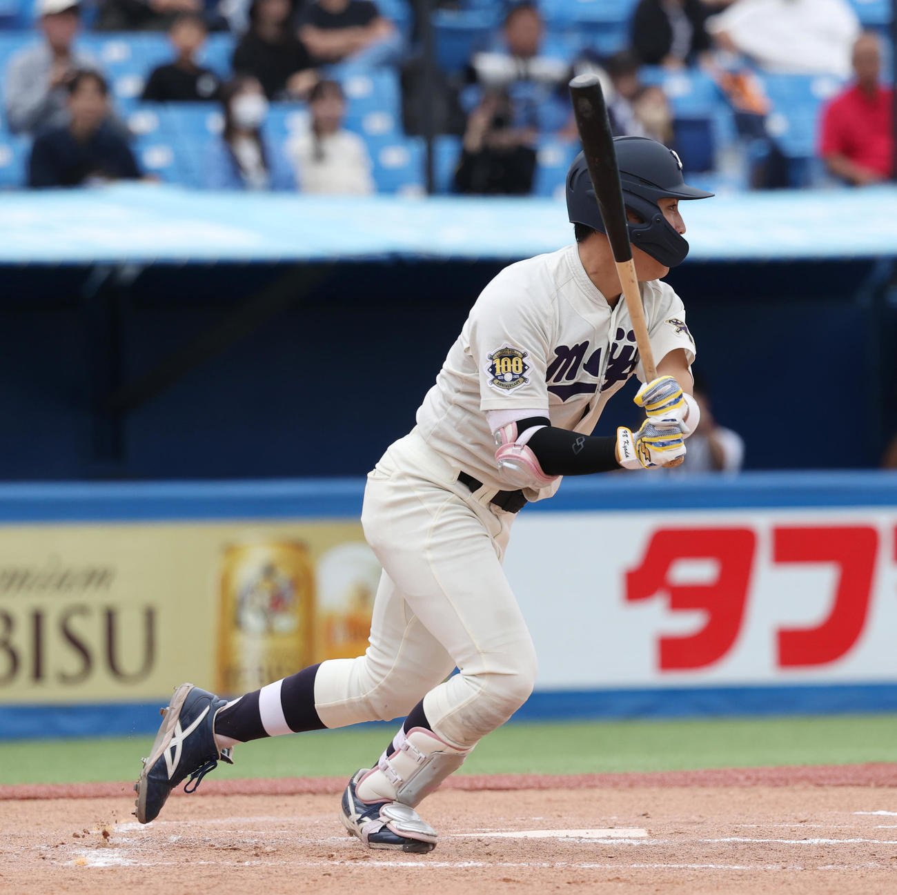 法大対明大　2回裏明大無死二塁、宮田は中前に適時打を放つ（撮影・柴田隆二）