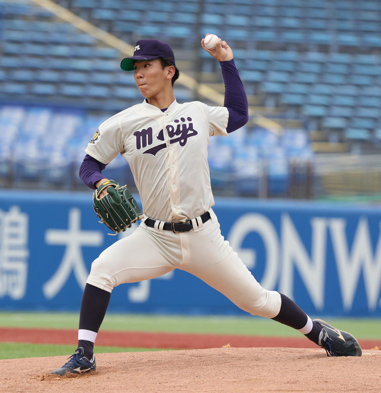 法大対明大　先発した明大・大室（撮影・柴田隆二）