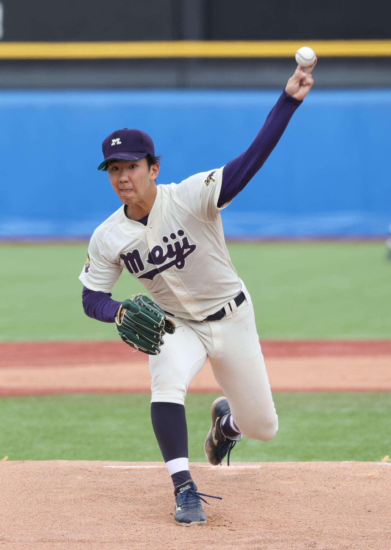法大対明大　先発した明大・大室（撮影・柴田隆二）
