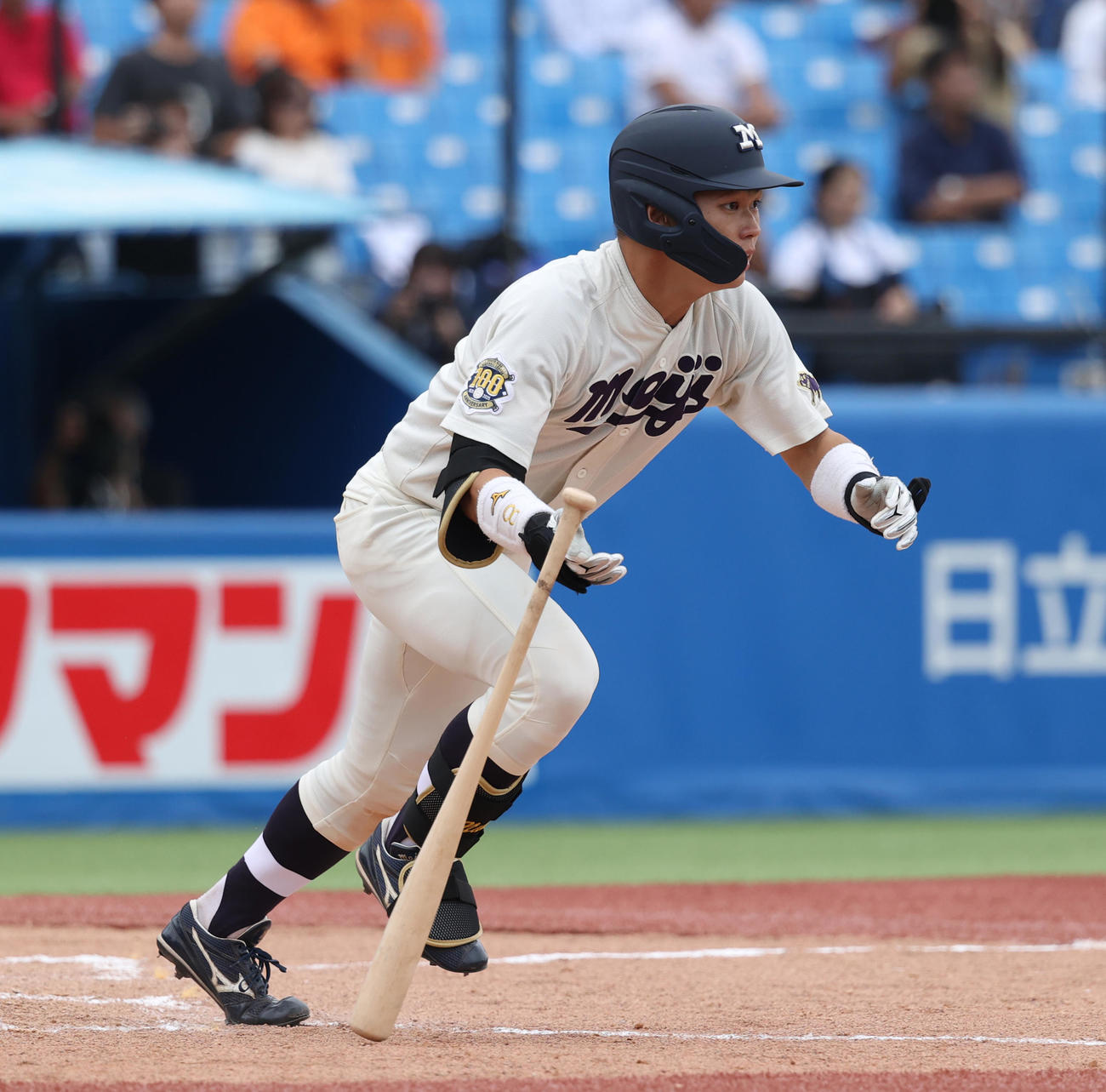 法大対明大　8回裏明大2死一、三塁、榊原は一塁適時内野安打を放つ（撮影・柴田隆二）