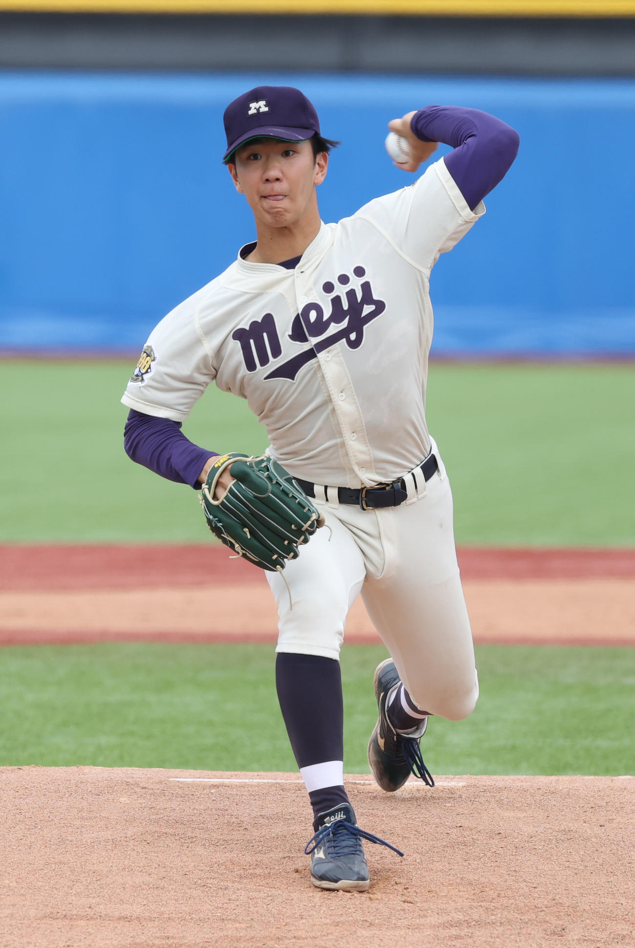 法大対明大　先発した明大・大室（撮影・柴田隆二）