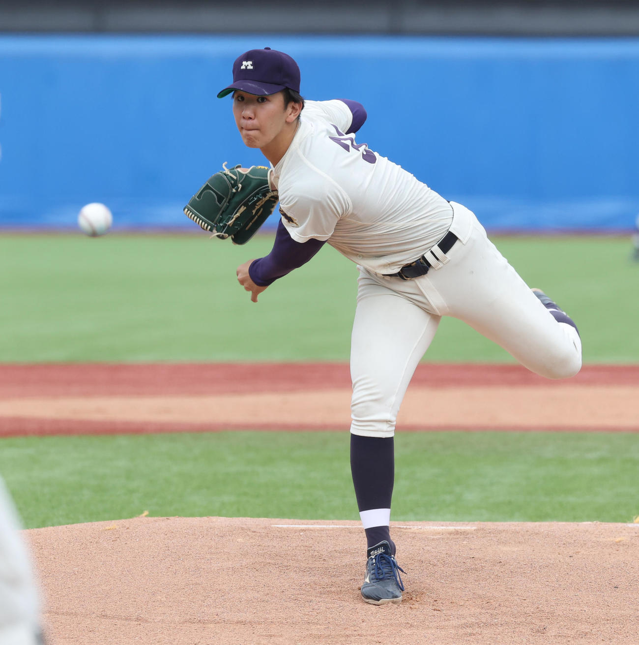 法大対明大　先発した明大・大室（撮影・柴田隆二）