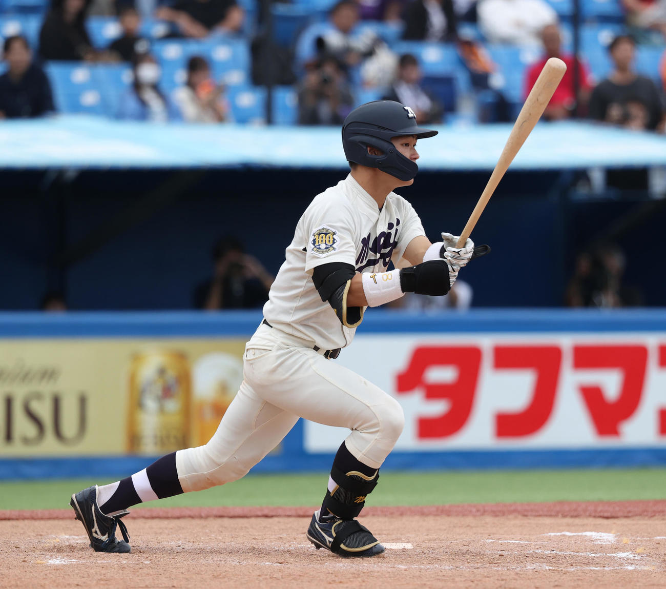 法大対明大　8回裏明大2死一、三塁、榊原は一塁適時内野安打を放つ（撮影・柴田隆二）