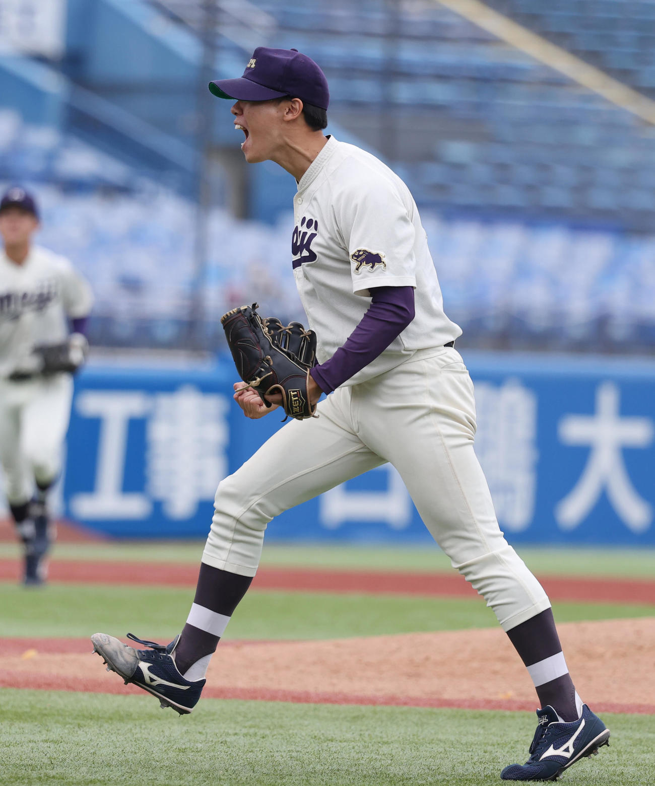 法大対明大　勝利しガッツポーズする明大・大川（撮影・柴田隆二）