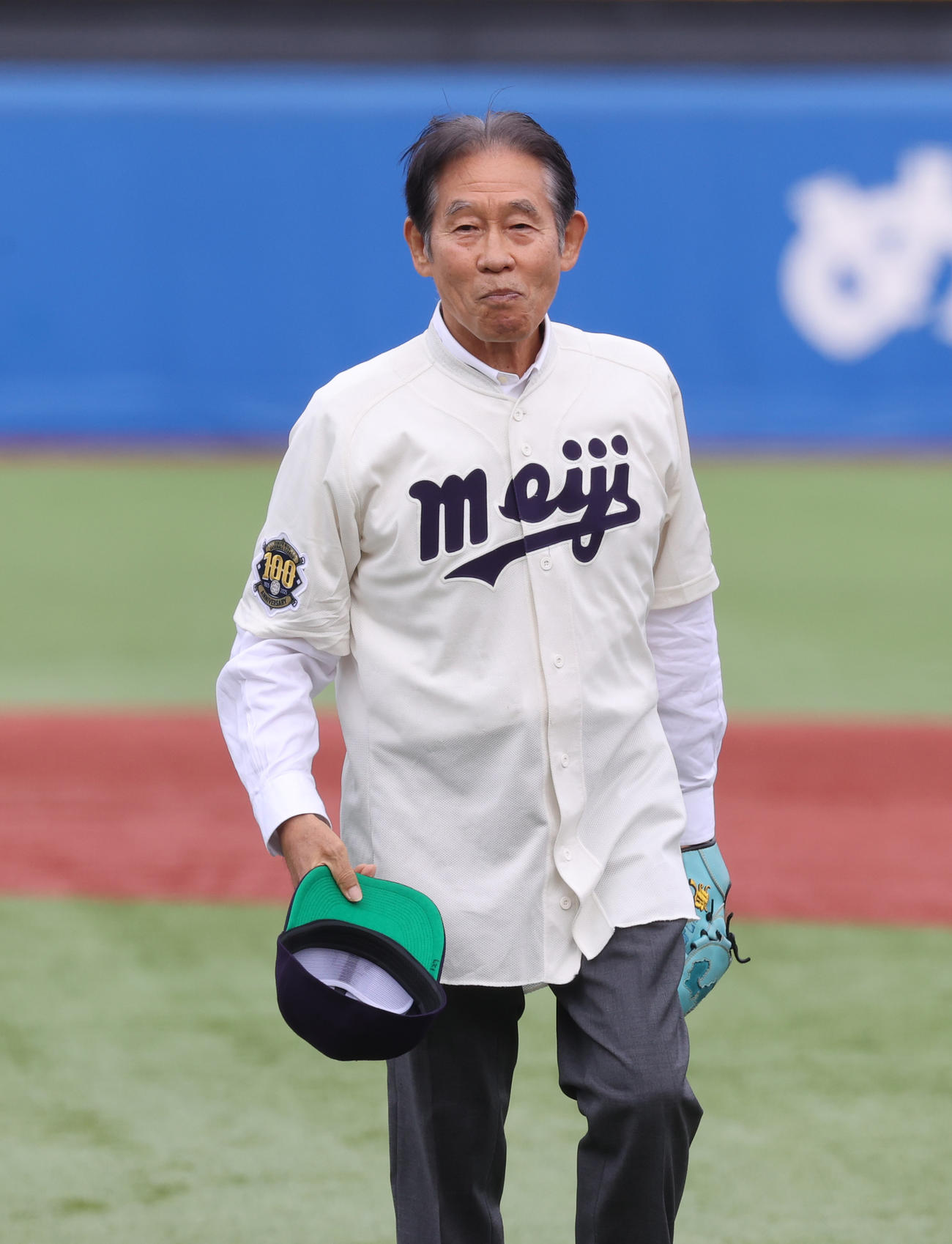 法大対明大　始球式を務めた明大OBの鹿取義隆氏（撮影・柴田隆二）