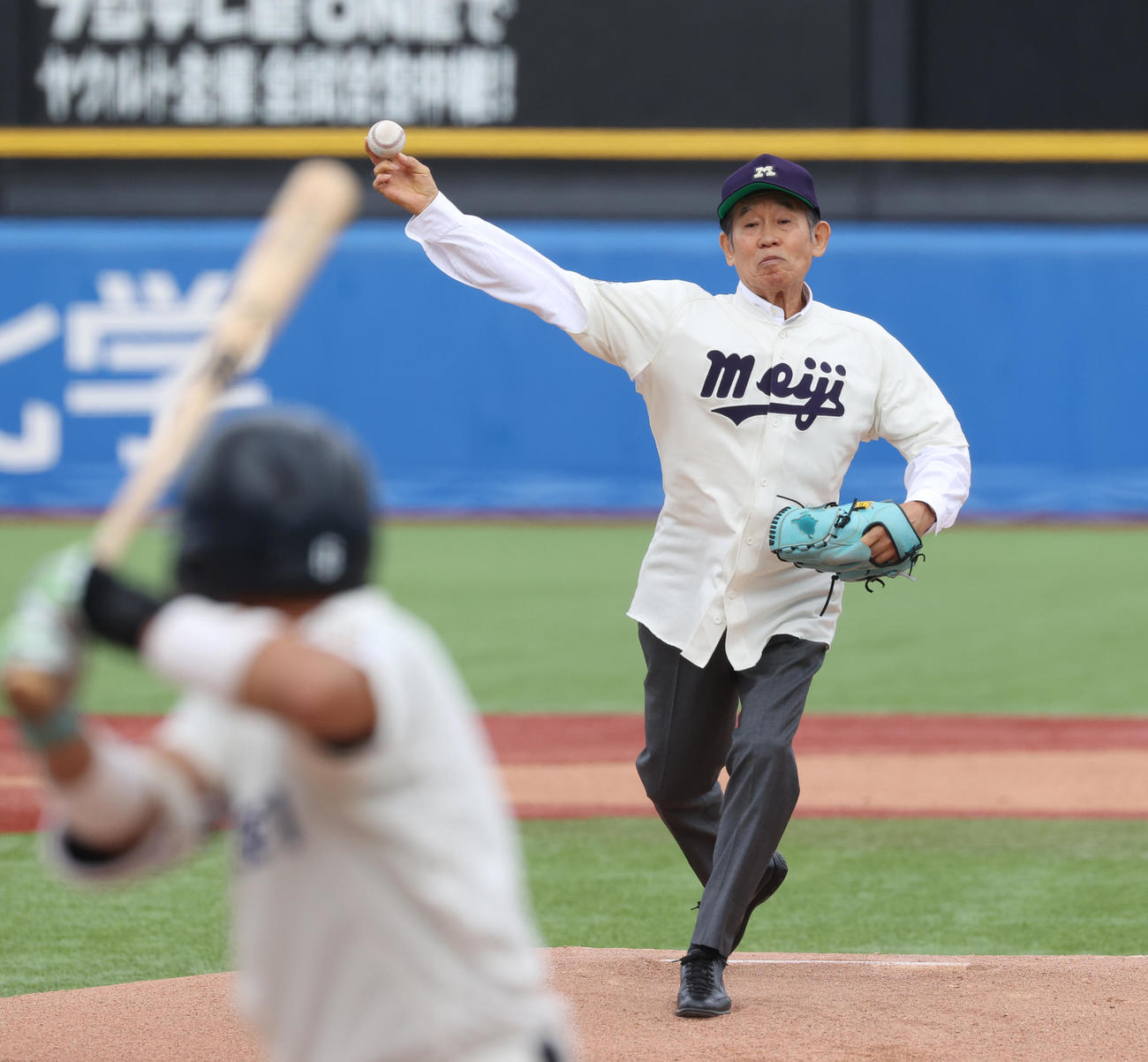 法大対明大　始球式を務めた明大OBの鹿取義隆氏（撮影・柴田隆二）