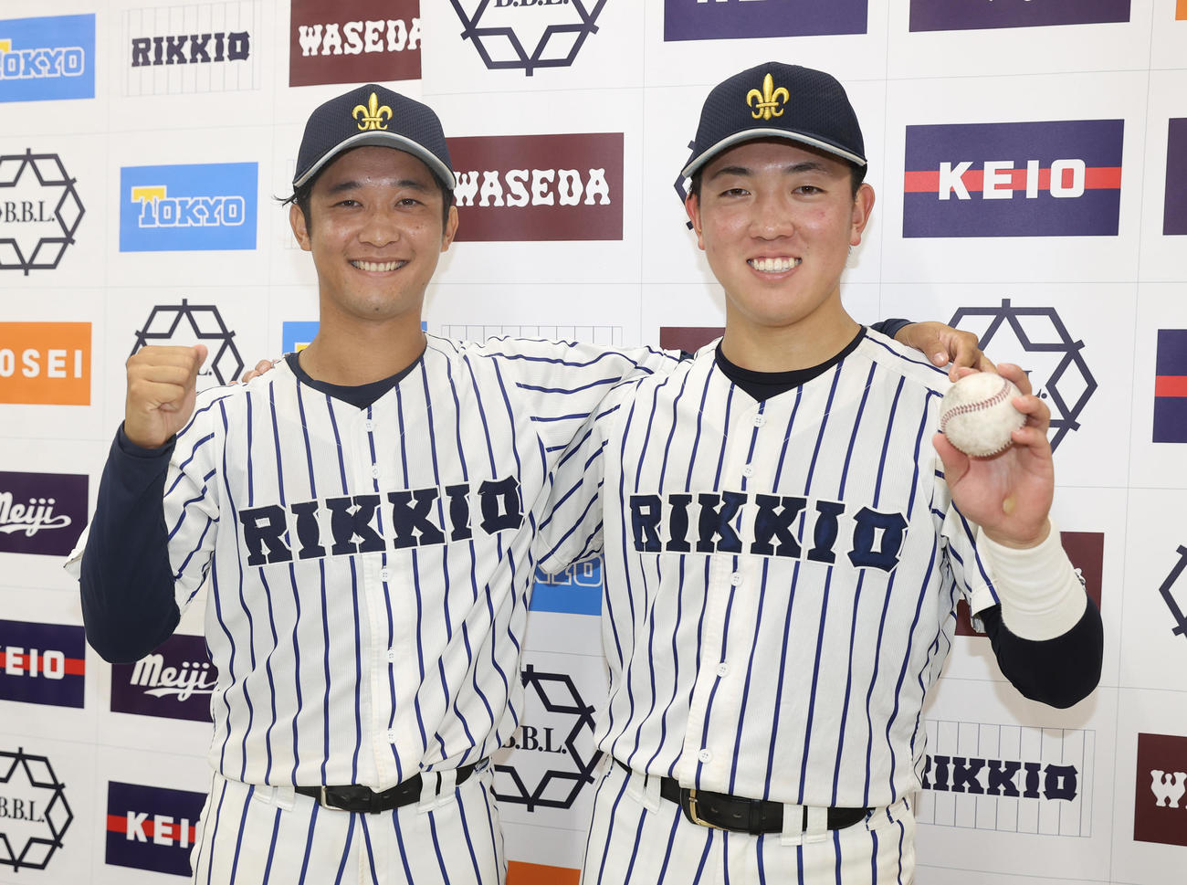 立大対東大　勝利した立大・北田大（左）と小林隼は喜び合う（撮影・柴田隆二）