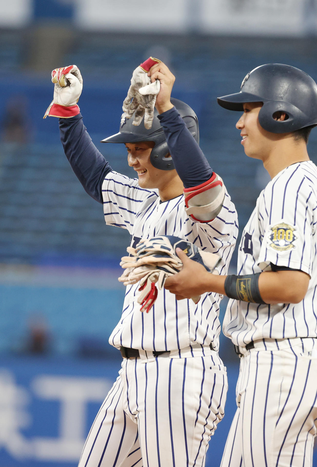 立大対東大　延長10回表立大2死二塁、代打・北田大（左）は中前に適時打を放ちガッツポーズする（撮影・柴田隆二）