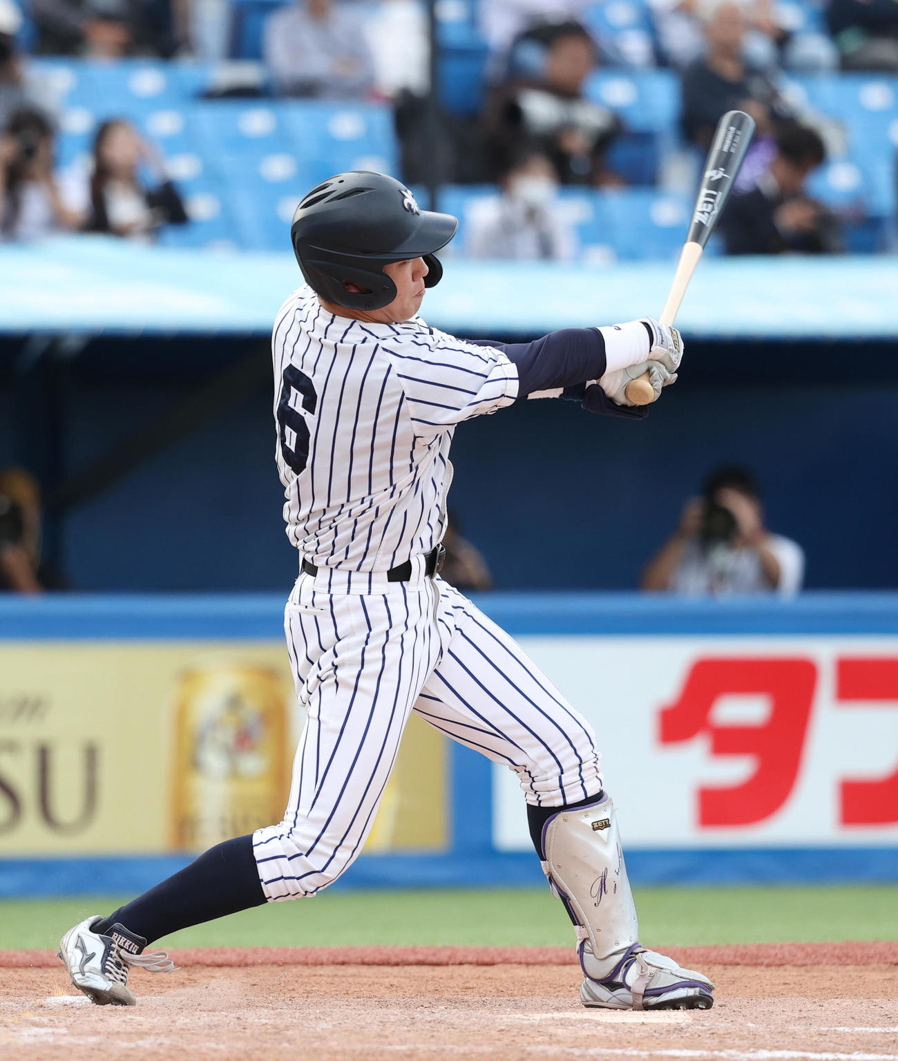 立大対東大　7回表立大2死三塁、小林隼は左越えに本塁打を放つ（撮影・柴田隆二）
