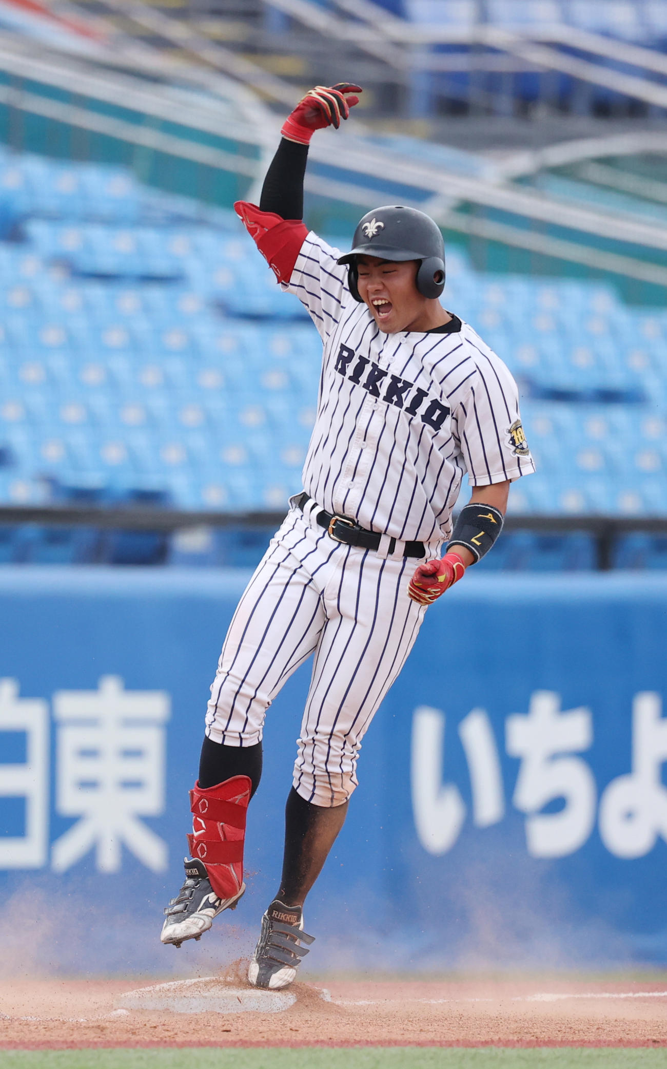 立大対東大　7回表立大2死二塁、山形は右中間に適時三塁打を放ちガッツポーズする（撮影・柴田隆二）