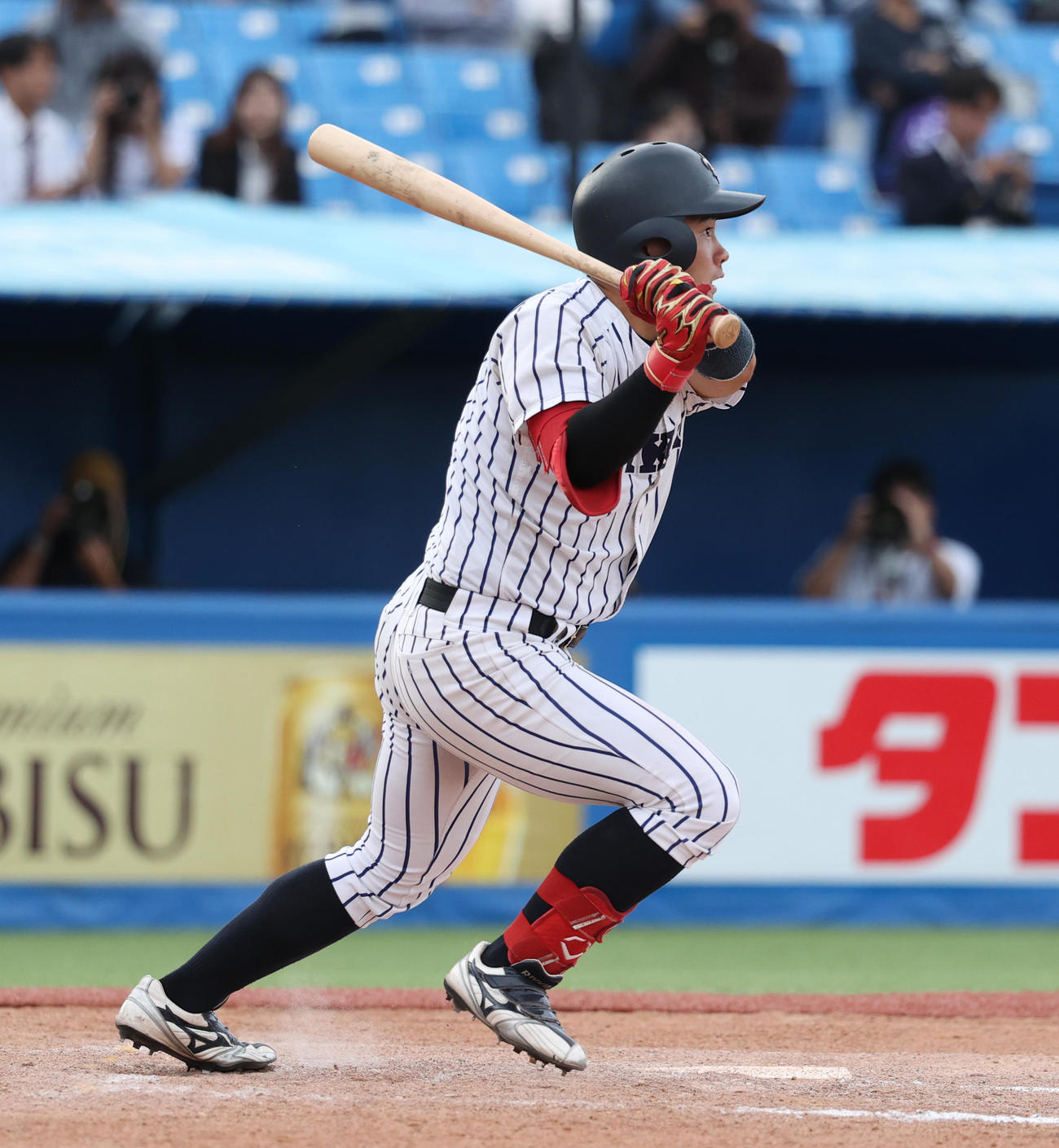 立大対東大　7回表立大2死二塁、山形は右中間に適時三塁打を放つ（撮影・柴田隆二）