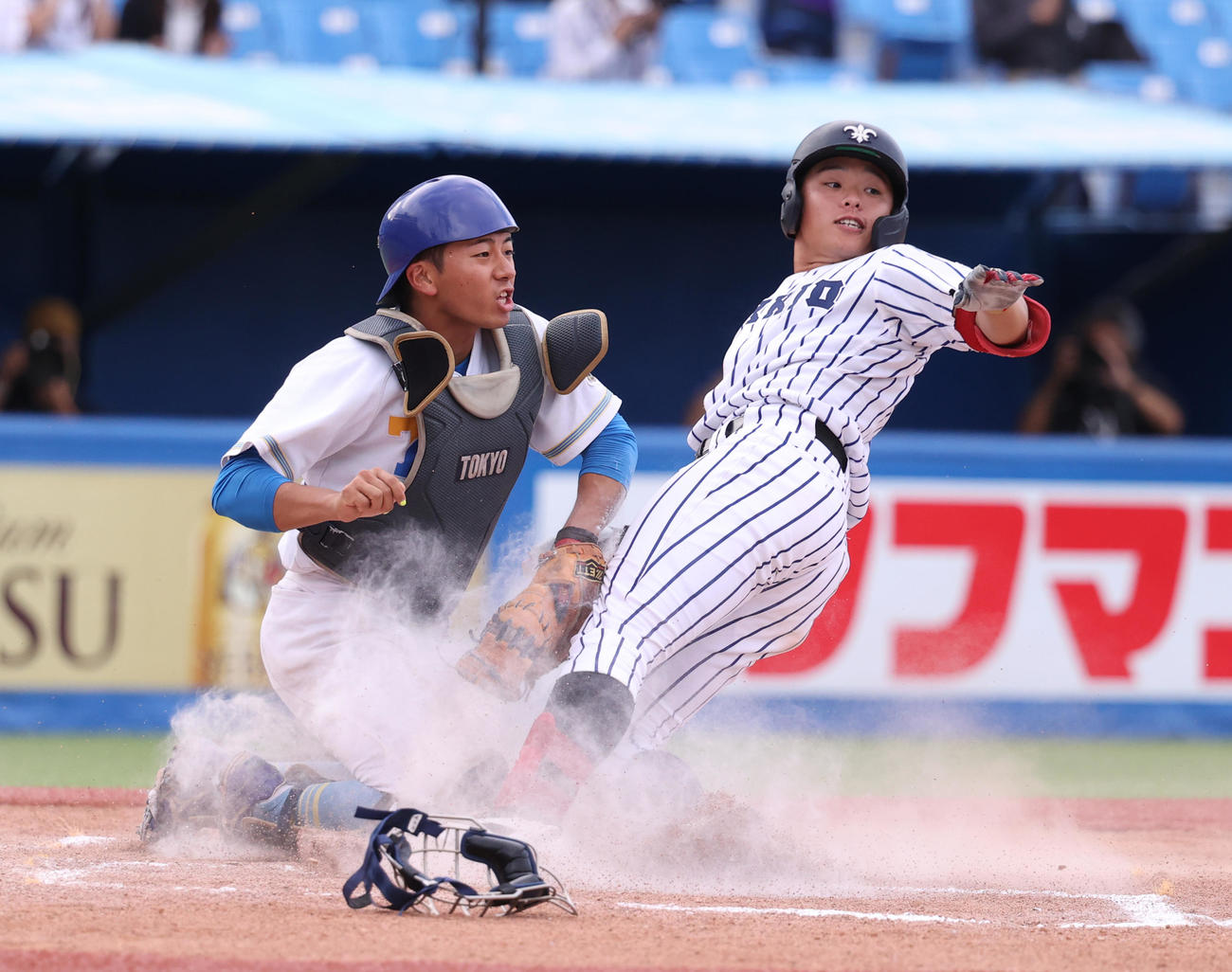 立大対東大　6回表立大2死一塁、落合は右越えに適時三塁打を放ち、返球がそれる間に本塁を狙ったがアウトになる。東大・明石捕手（撮影・柴田隆二）