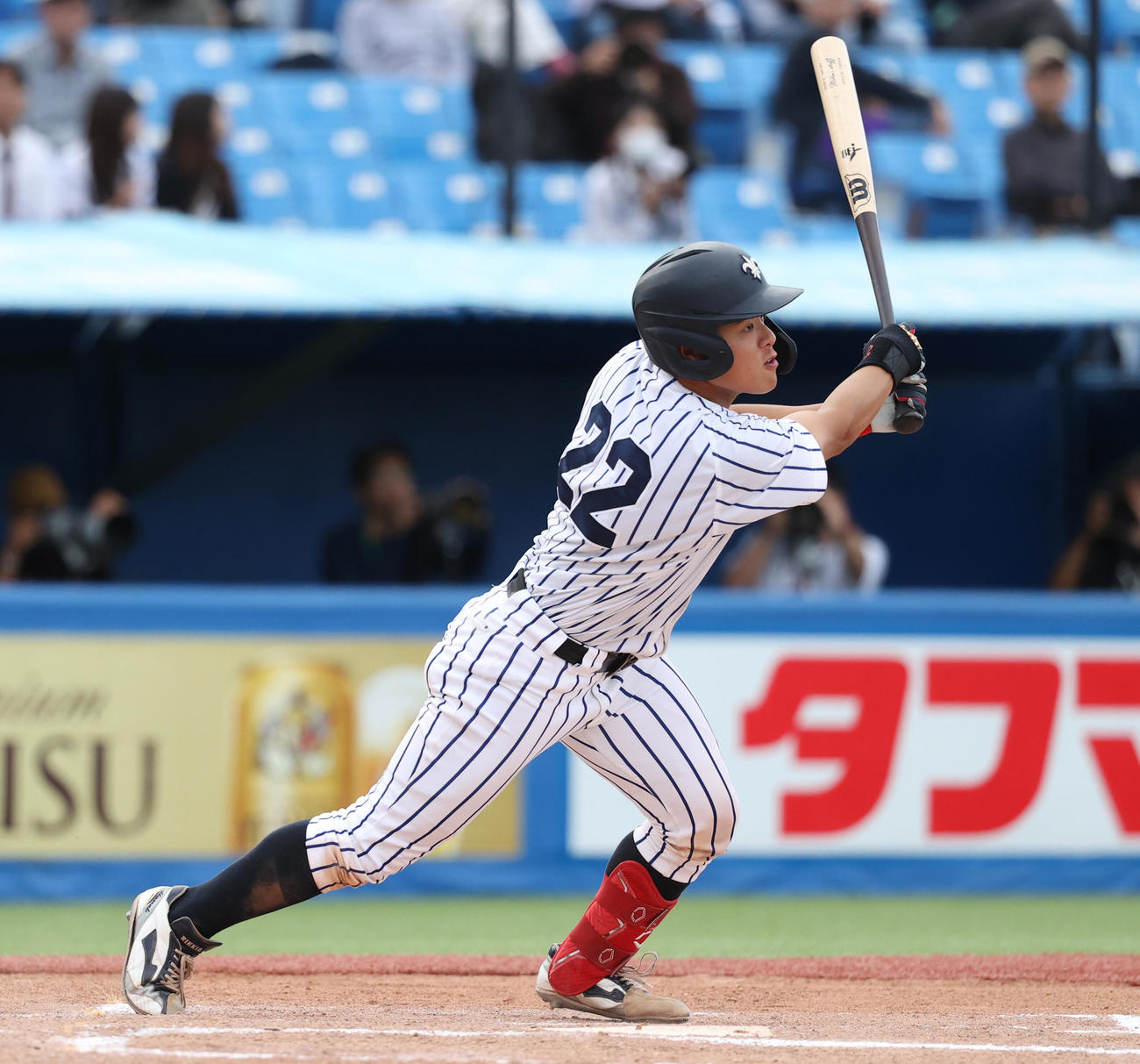 立大対東大　6回表立大2死一塁、落合は右越えに適時三塁打を放つ（撮影・柴田隆二）