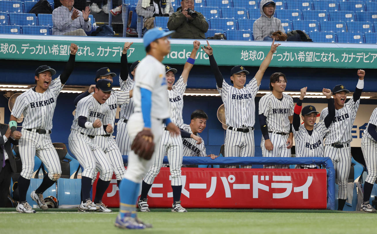 立大対東大　延長10回表立大2死二塁、代打・北田大の中前適時打に喜ぶ立大ナイン（撮影・柴田隆二）