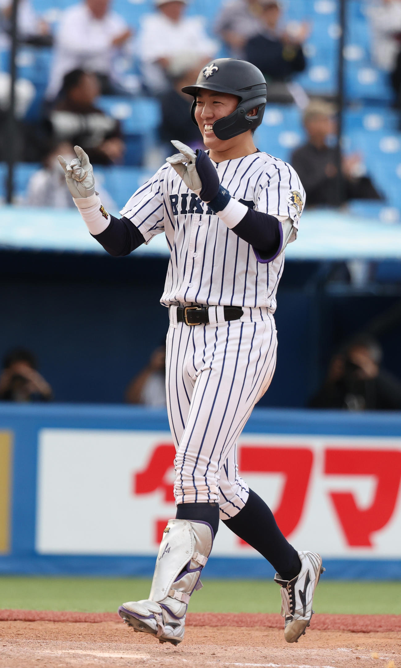 立大対東大　7回表立大2死三塁、小林隼は左越えに本塁打を放ちきつねポーズで生還する（撮影・柴田隆二）
