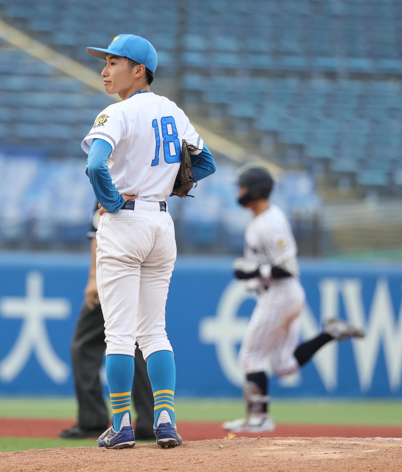 立大対東大　7回表立大2死三塁、小林隼に左越えに本塁打を浴びた東大・渡辺（撮影・柴田隆二）