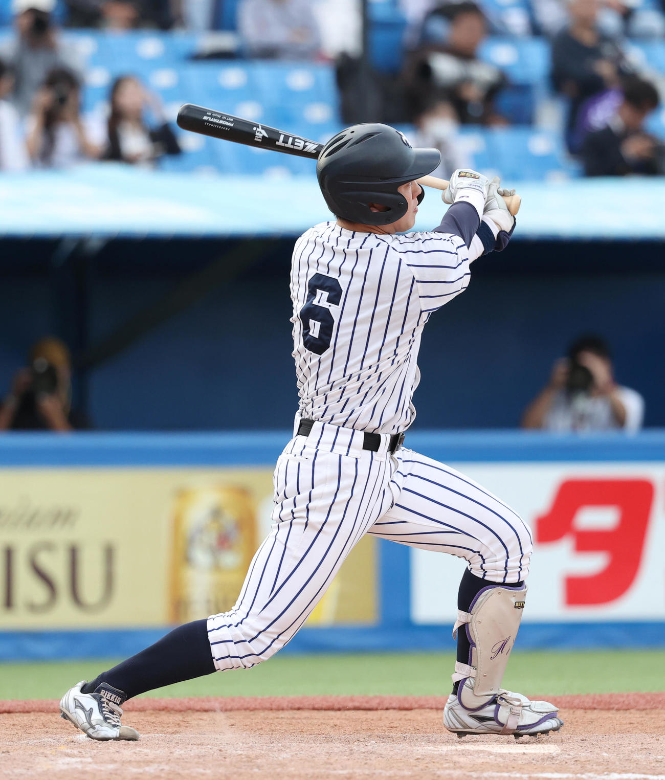 立大対東大　7回表立大2死三塁、小林隼は左越えに本塁打を放つ（撮影・柴田隆二）