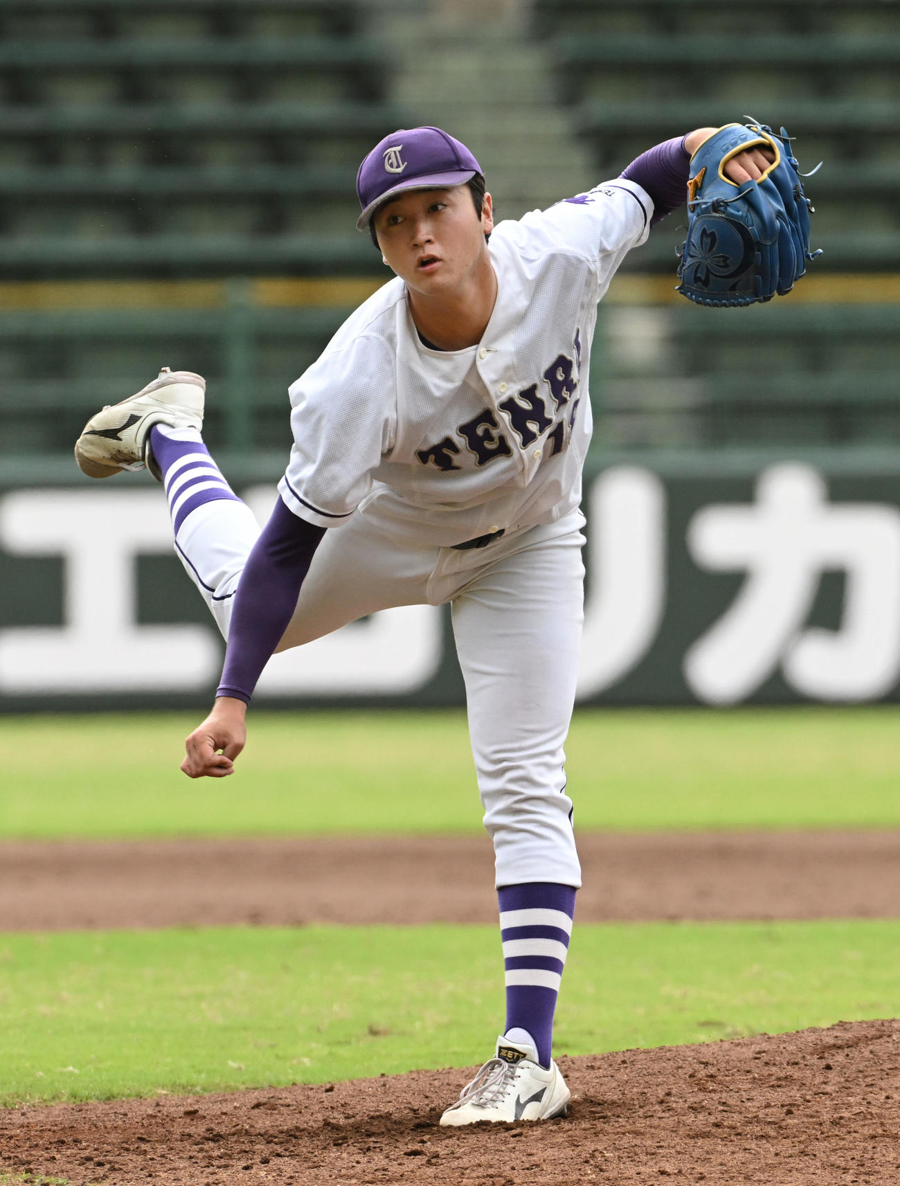 天理大対大体大　3番手で登板した天理大の長尾（撮影・滝沢美穂子）