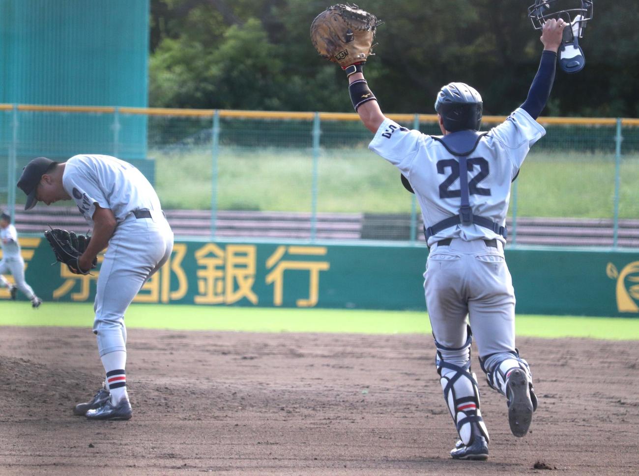 大商大対京産大3回戦　9回2死から登板し、優勝を決めガッツポーズでほえた京産大のプロ志望・田村（撮影・中島麗）