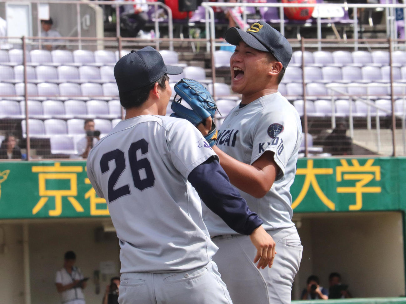大商大対京産大3回戦　4回2死一、三塁で投ゴロに打ち取り、はじける笑みを見せた京産大の先発・二宮（撮影・中島麗）