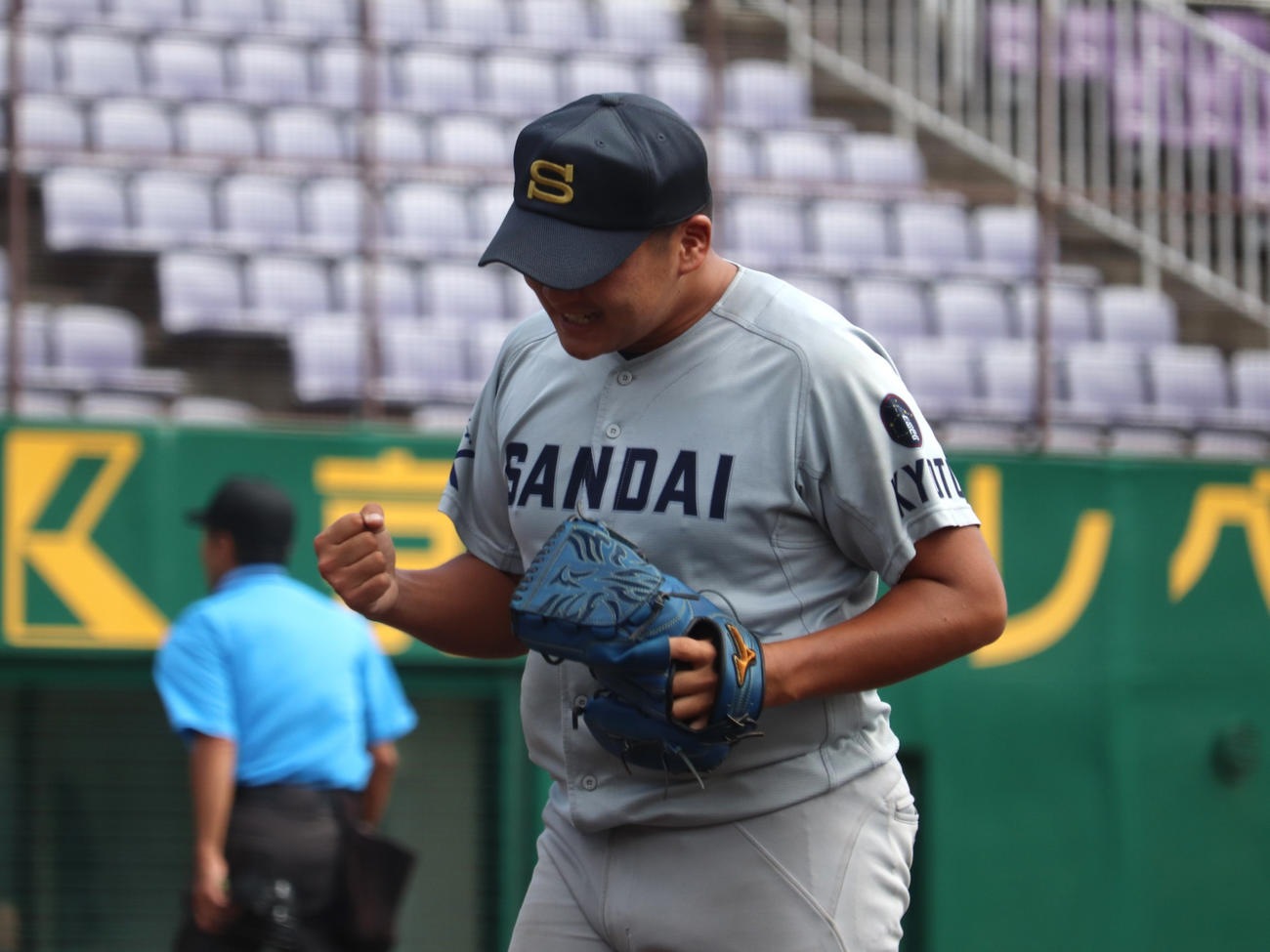 大商大対京産大3回戦　5回2死二塁で三ゴロに打ち取り、ガッツポーズでほえた京産大の先発・二宮（撮影・中島麗）