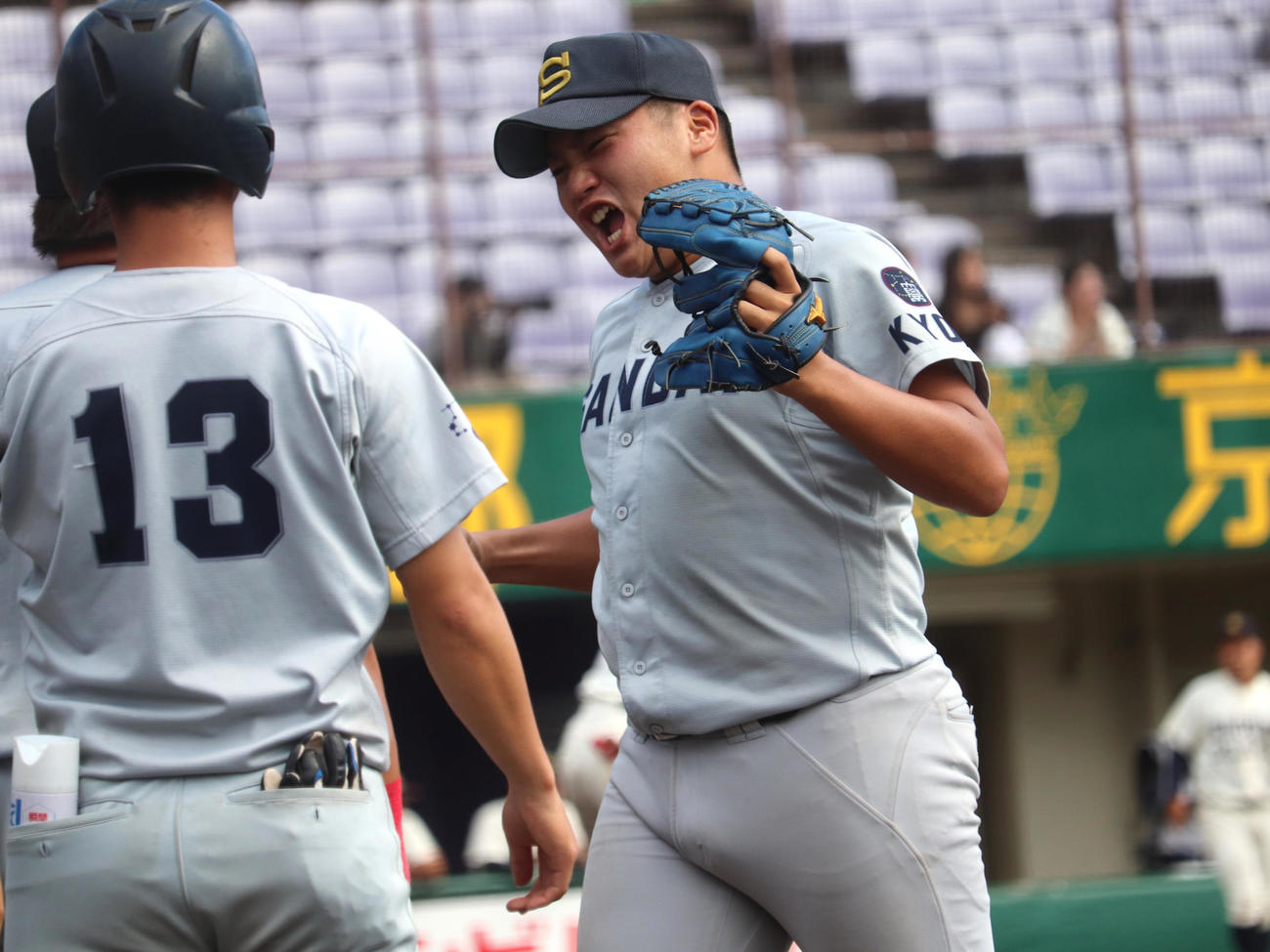 大商大対京産大3回戦　5回2死二塁で三ゴロに打ち取り、ガッツポーズでほえた京産大の先発・二宮（撮影・中島麗）