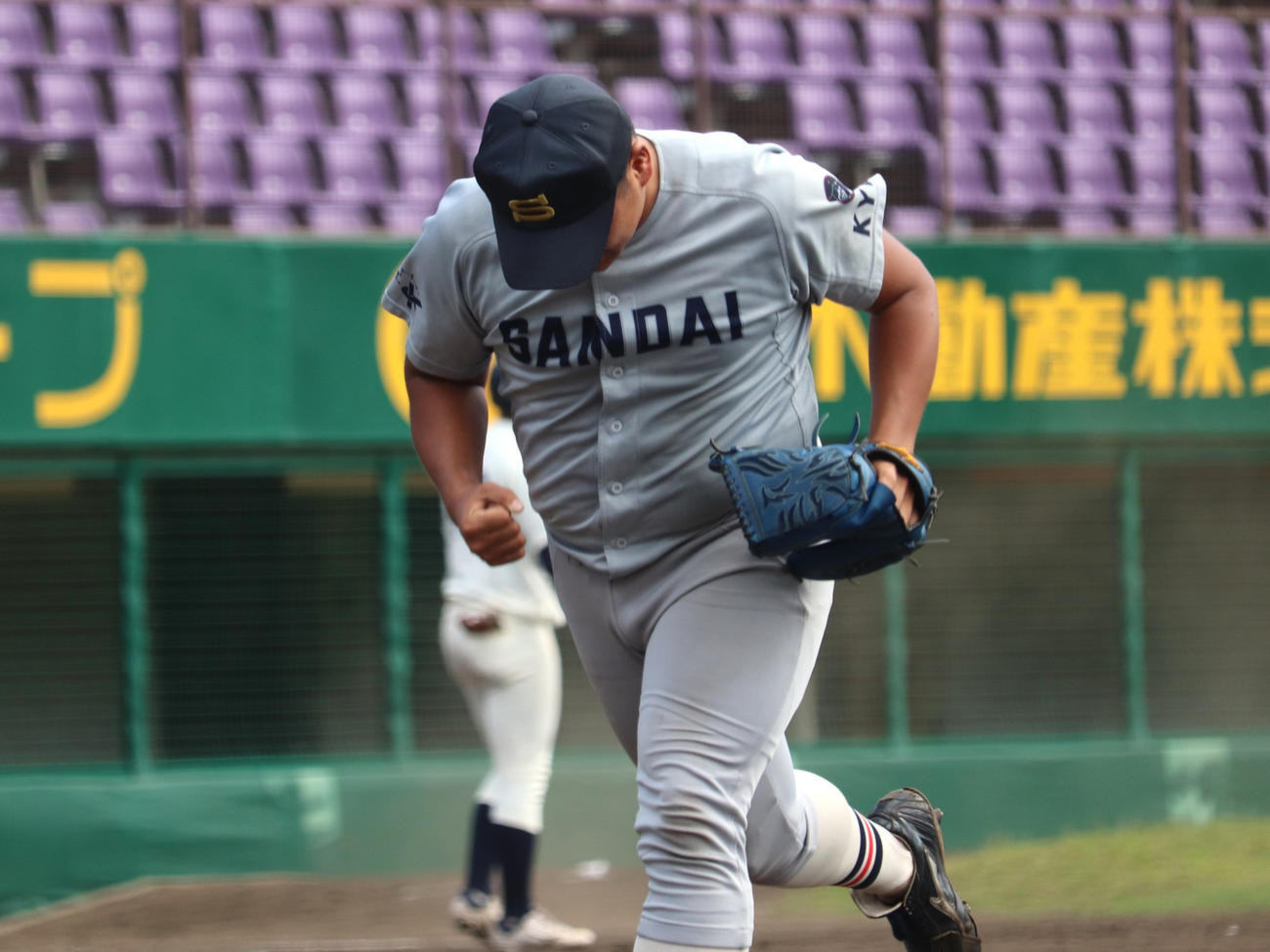 大商大対京産大3回戦　5回2死二塁で三ゴロに打ち取り、ガッツポーズでほえた京産大の先発・二宮（撮影・中島麗）