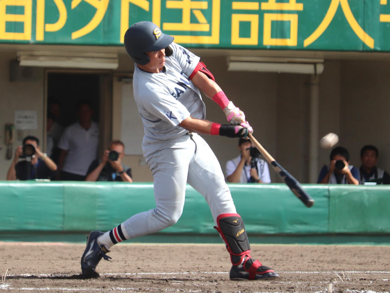 大商大対京産大3回戦　3回1死一、三塁でリードを広げる中犠飛を放った、京産大の5番岩崎（撮影・中島麗）