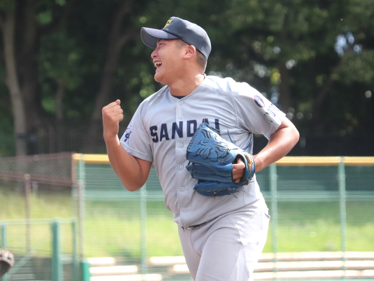 大商大対京産大3回戦　4回2死一、三塁で投ゴロに打ち取り、ガッツポーズでほえた京産大の先発・二宮（撮影・中島麗）