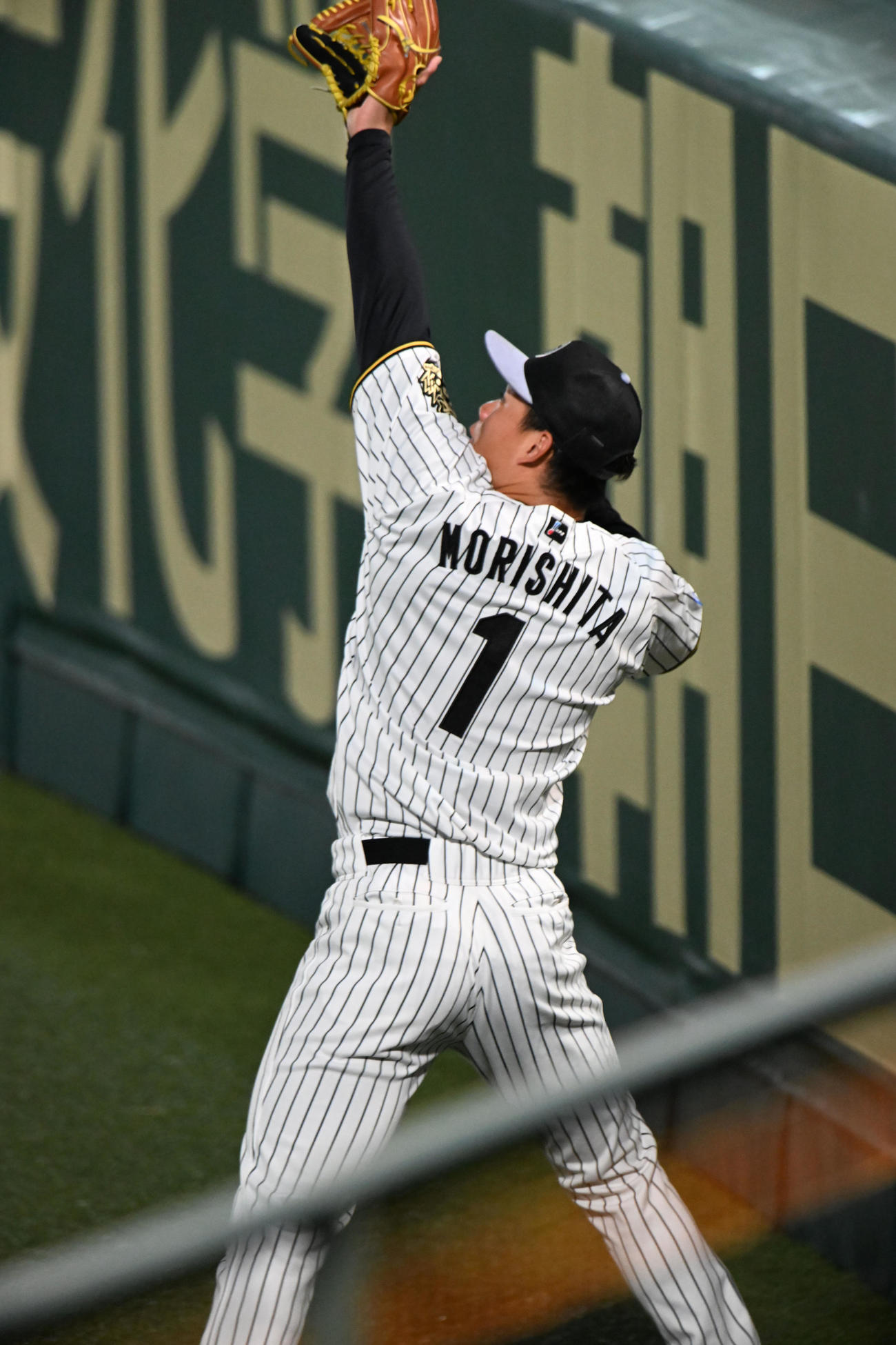 阪神ナイター練習　フェンス際の打球処理の練習行う阪神森下（撮影・和賀正仁）