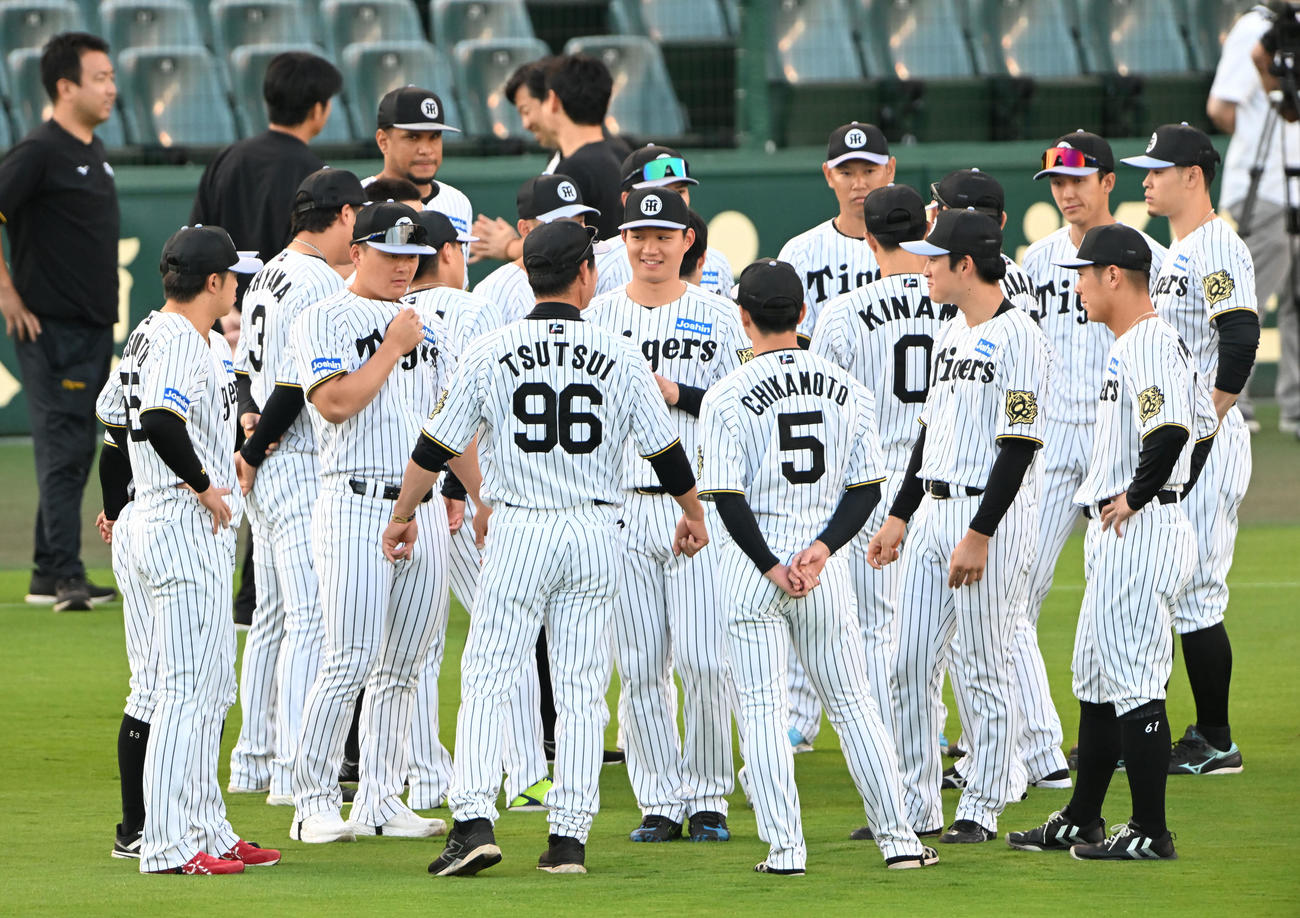 野手陣のミーティングの中心で笑顔を見せる阪神森下（撮影・和賀正仁）