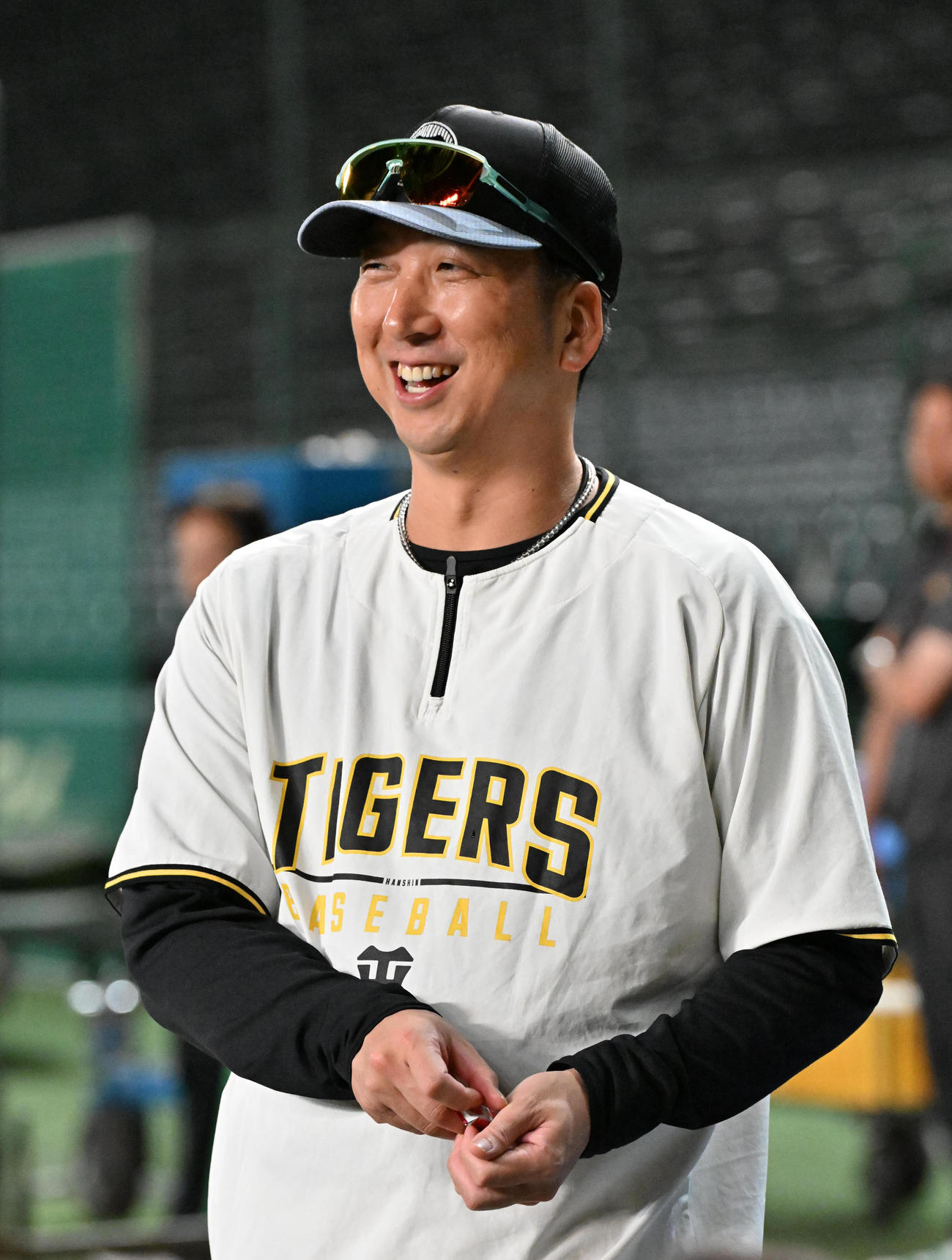 練習の合間に笑顔を見せる阪神藤川監督（撮影・石井愛子）