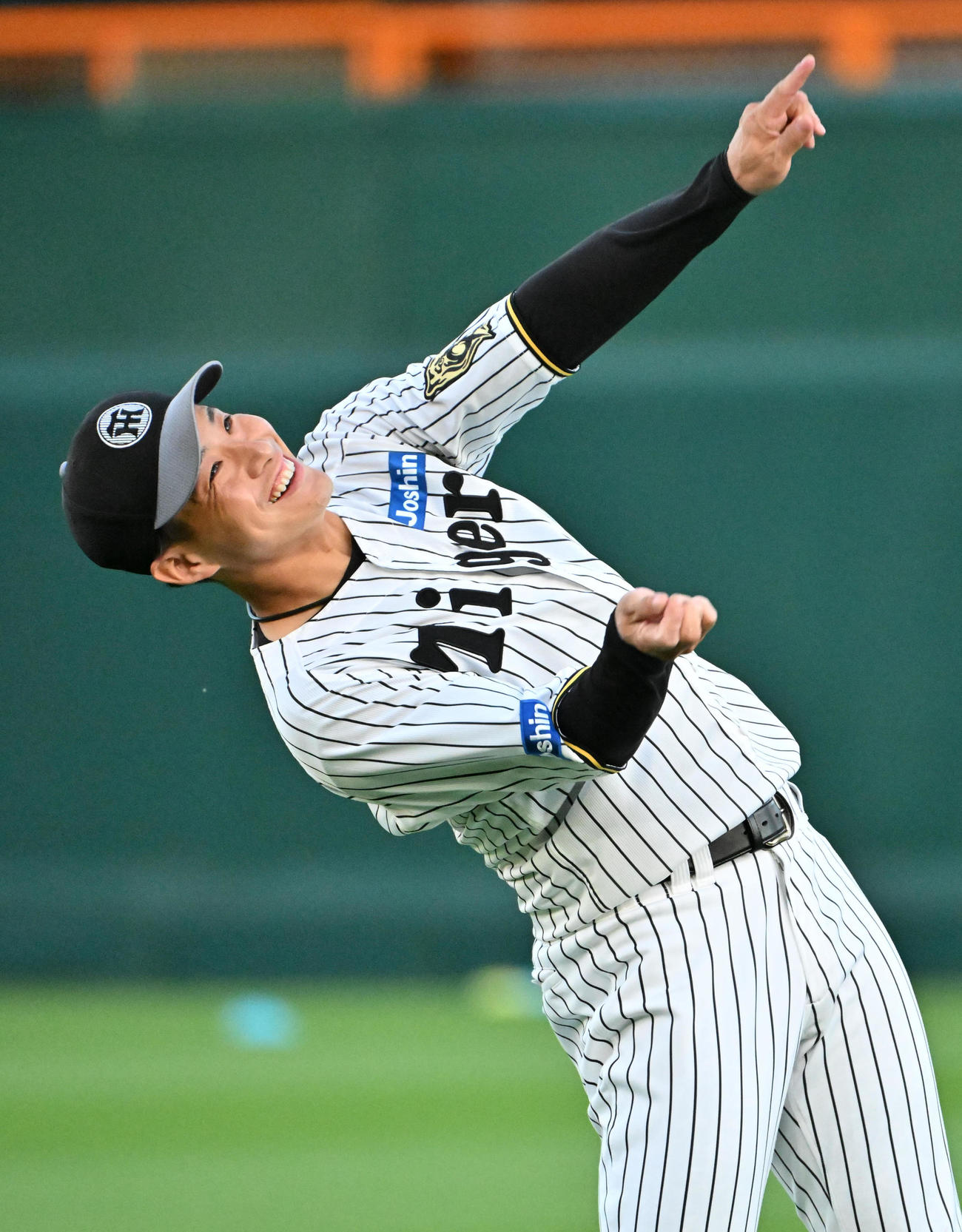 バッティングフォームをする阪神木浪（撮影・石井愛子）