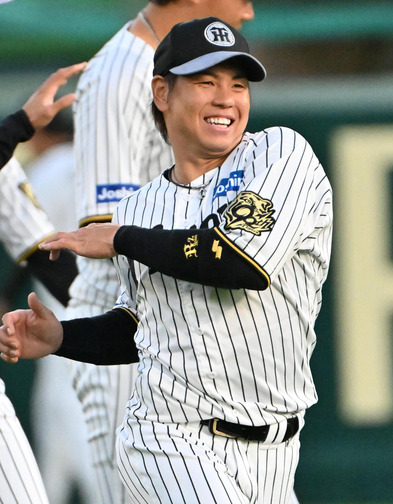 練習の合間に笑顔を見せる梅野（撮影・石井愛子）