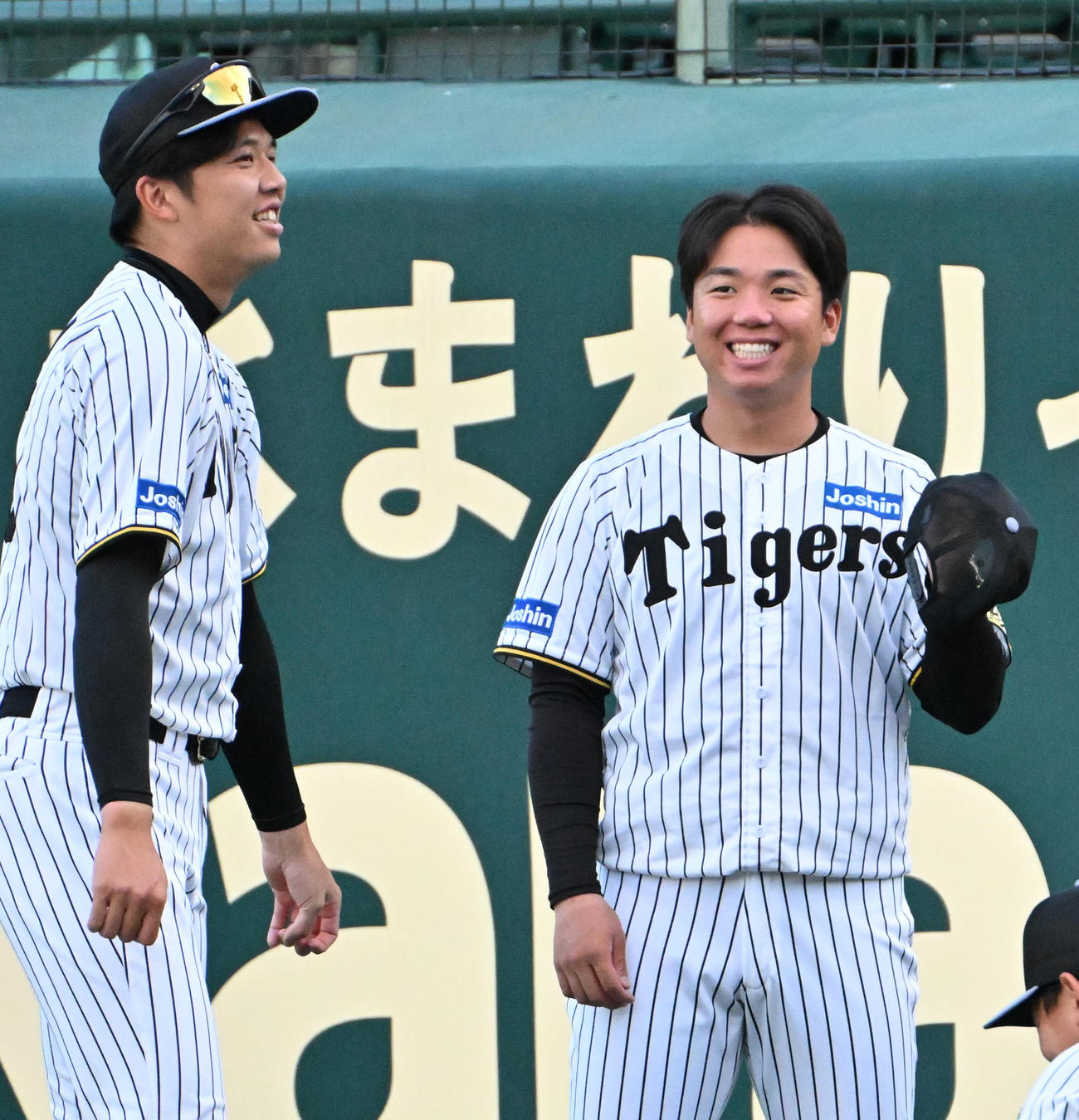 練習前に笑顔を見せる村上（右）と才木（撮影・石井愛子）