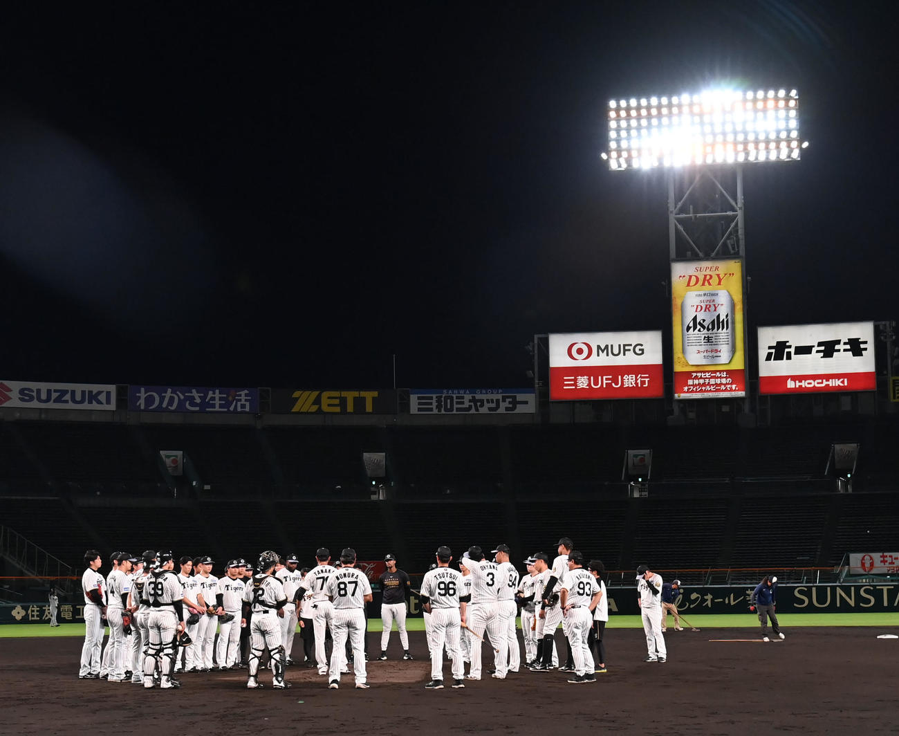 ナイター練習をする阪神ナイン（撮影・石井愛子）