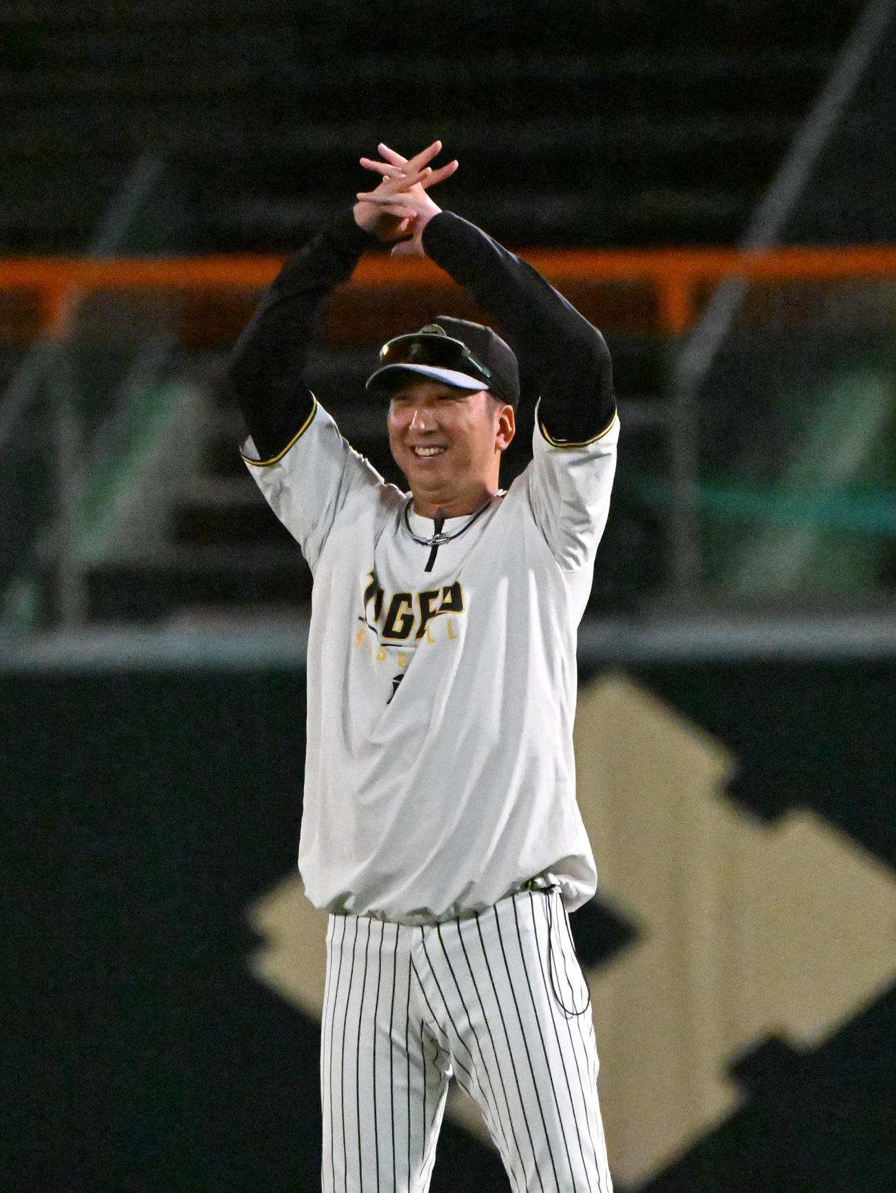 練習終わりにストレッチをする阪神藤川監督（撮影・石井愛子）