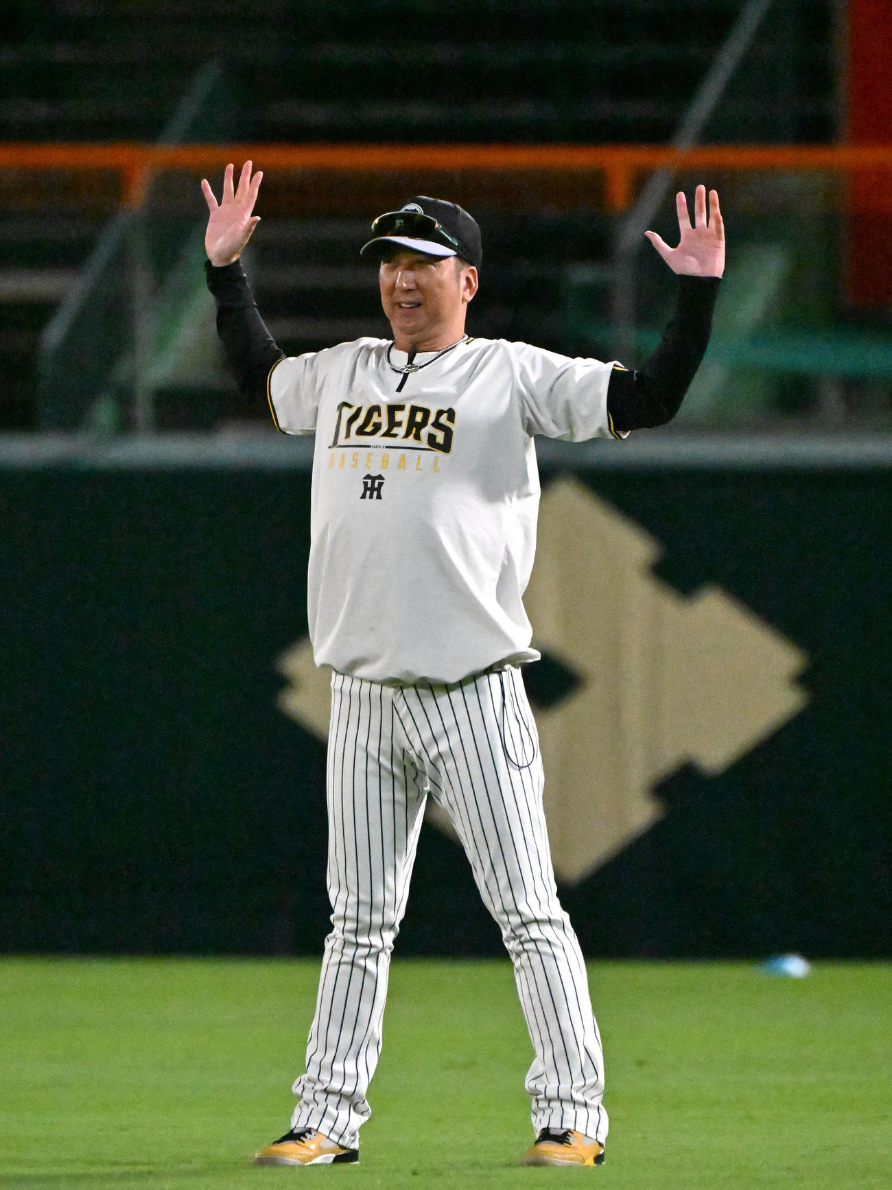 練習終わりにストレッチをする阪神藤川監督（撮影・石井愛子）
