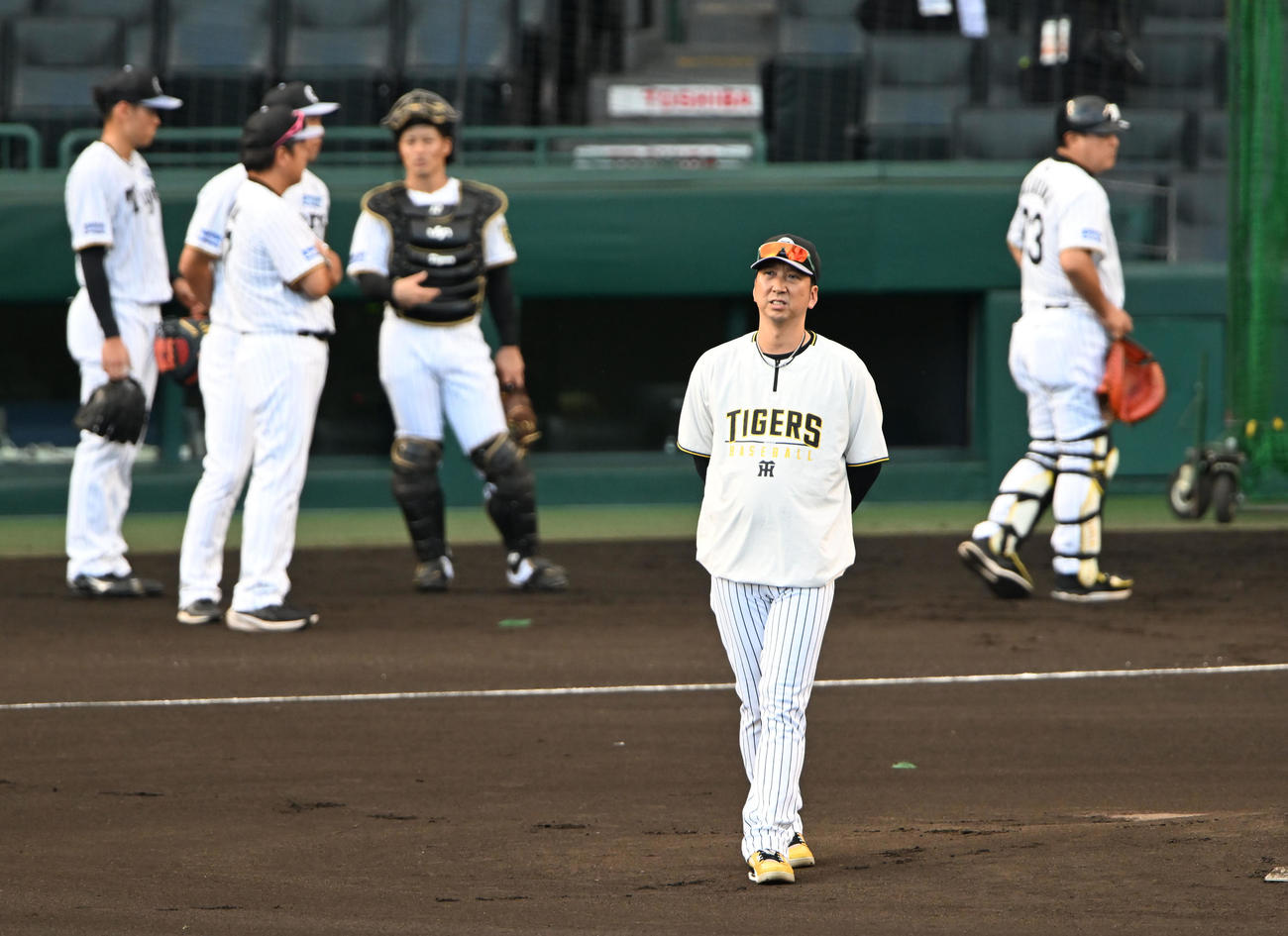 シート打撃でマウンドに歩み寄る阪神藤川監督（撮影・和賀正仁）