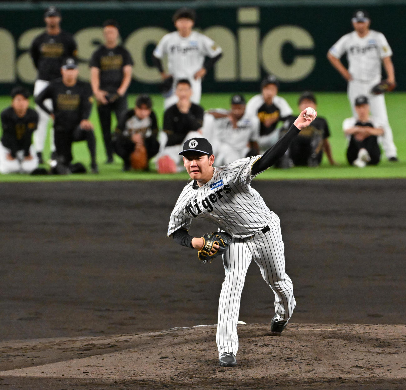 投手陣が見つめる中、シート打撃で投球する及川（撮影・石井愛子）