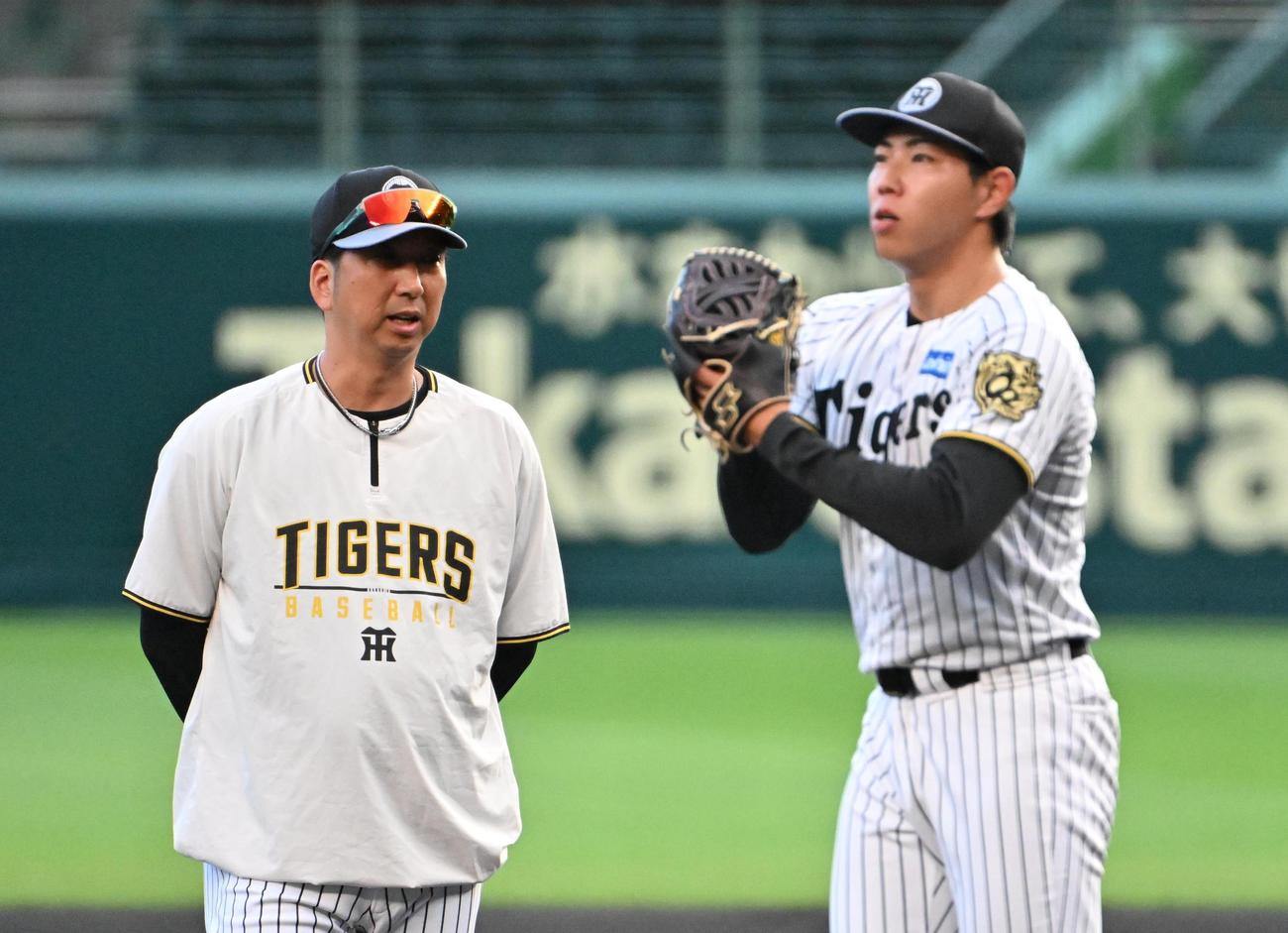 シート打撃で投球する工藤（右）に声をかける藤川監督（撮影・石井愛子）