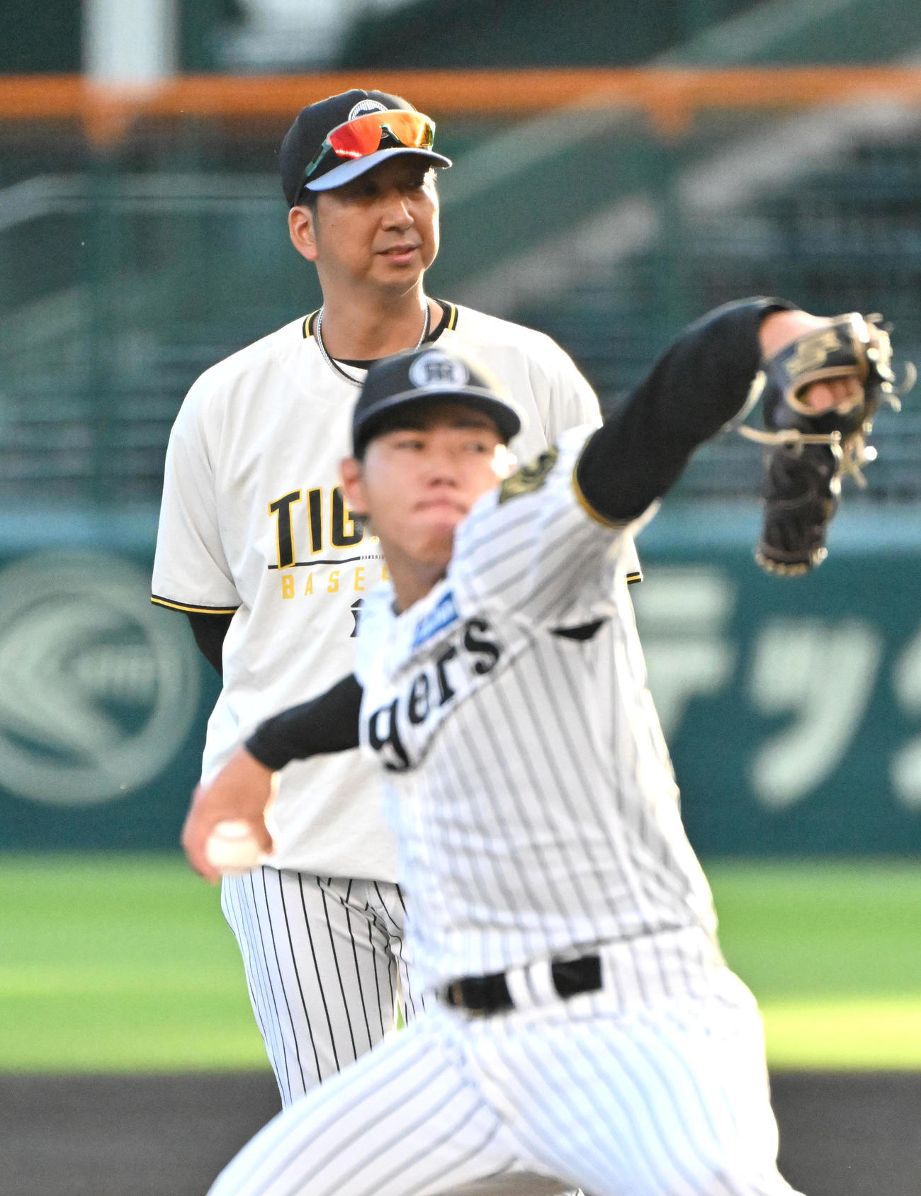 藤川監督（左）が見守る中、シート打撃で投球する工藤（撮影・石井愛子）