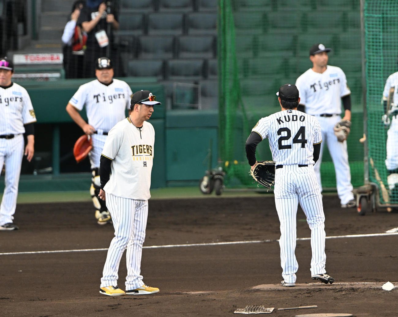 シート打撃に登板する工藤（右）にアドバイスする阪神藤川監督（撮影・和賀正仁）