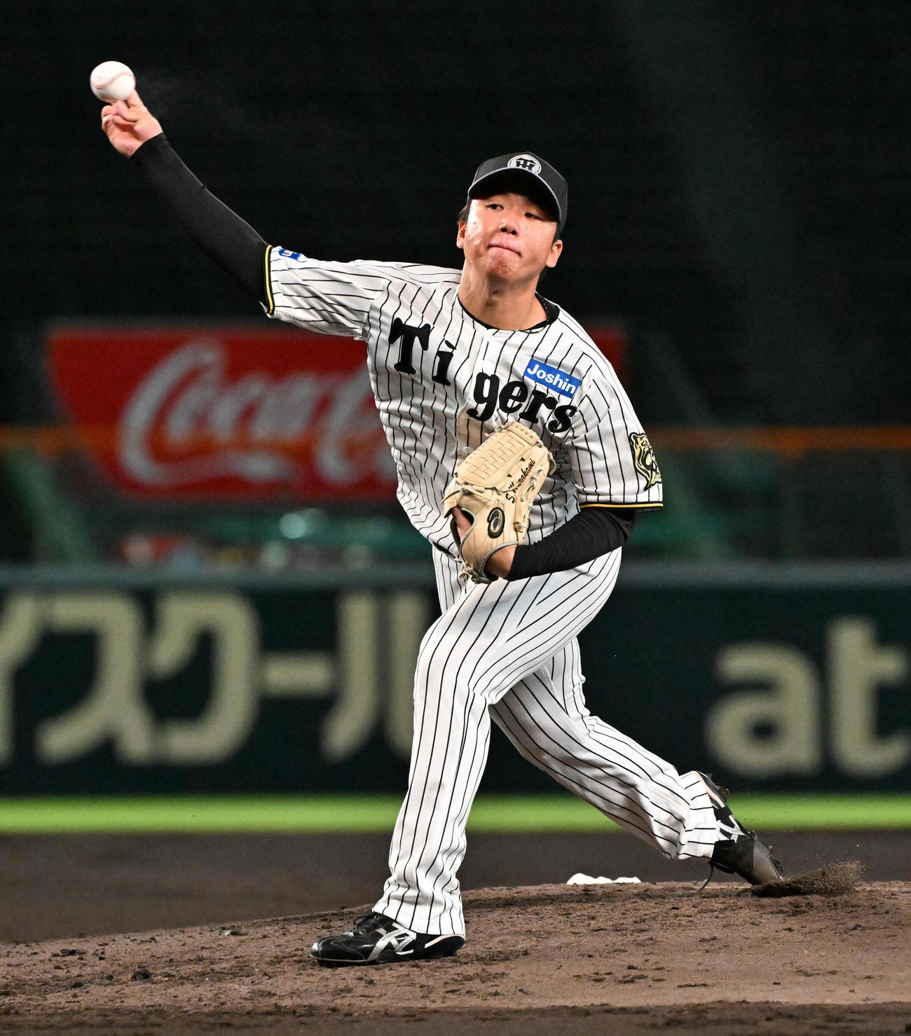 投内連携の練習をする村上（撮影・石井愛子）