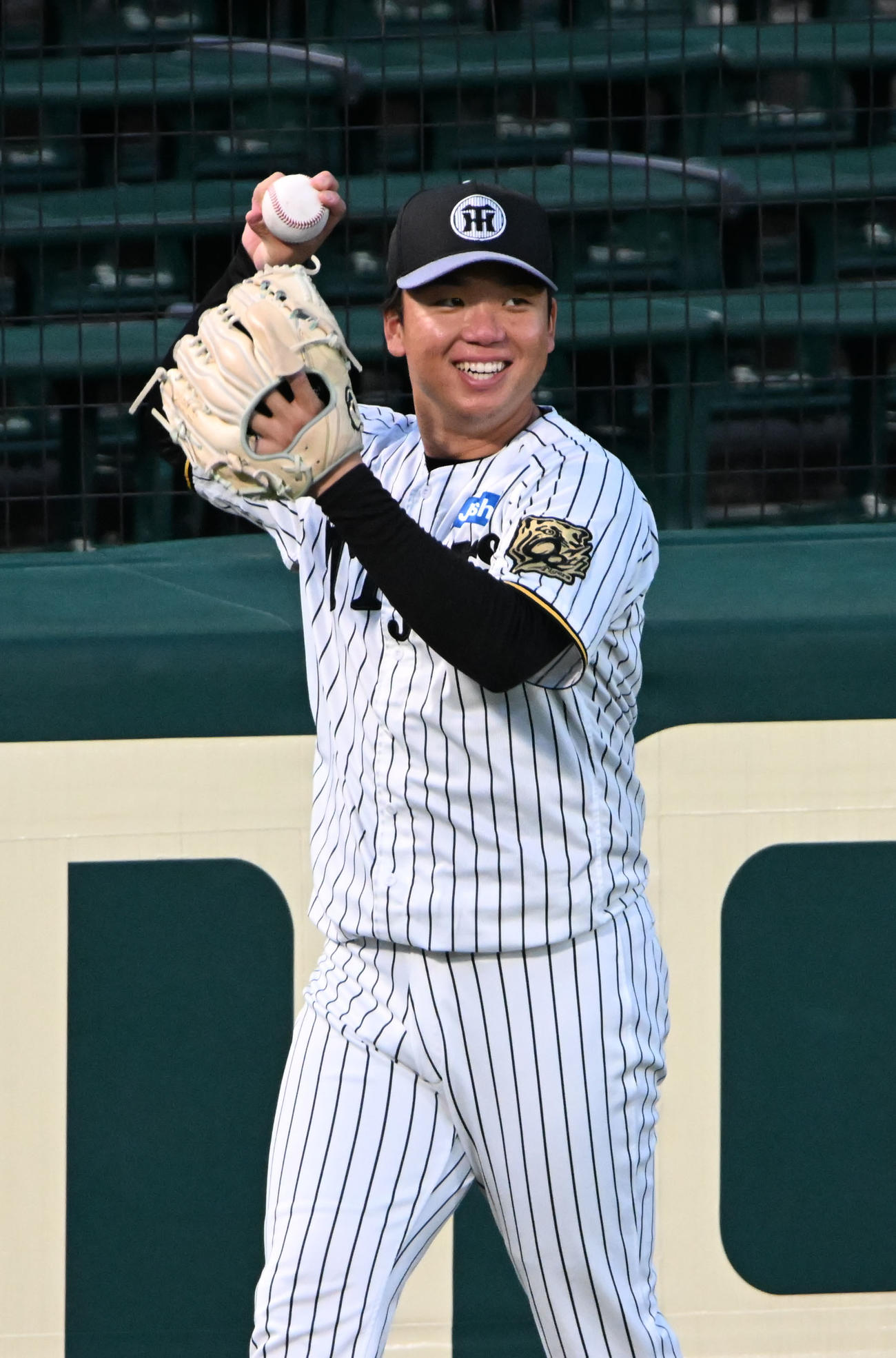 明るい表情でキャッチボールを行う阪神村上（撮影・和賀正仁）