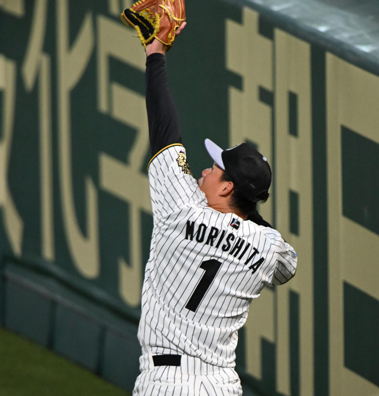 阪神ナイター練習　フェンス際の打球処理の練習行う阪神森下（撮影・和賀正仁）