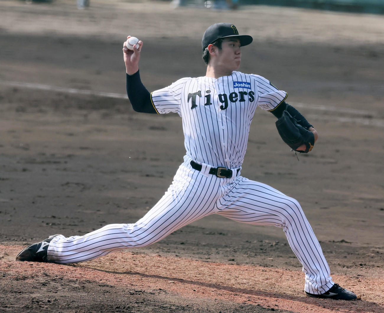 阪神対ヤクルト　阪神2番手で登板する石黒（撮影・加藤哉）