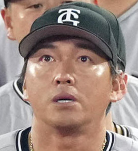 12日の試合後、巨人ファンにあいさつへ向かう長野（撮影・江口和貴）