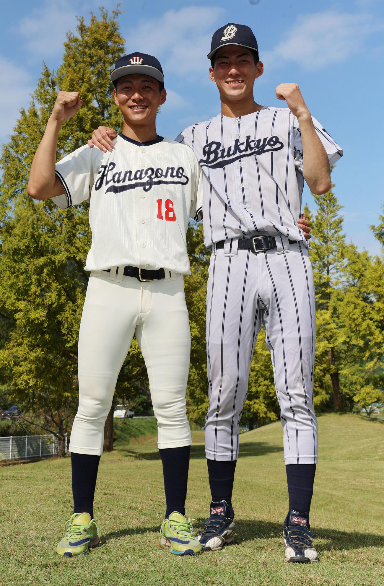 佛教大対花園大　ともにプロ志望届を提出している花園大・藤原（左）と佛教大・赤木は笑顔でポーズをとる（撮影・西尾就之）